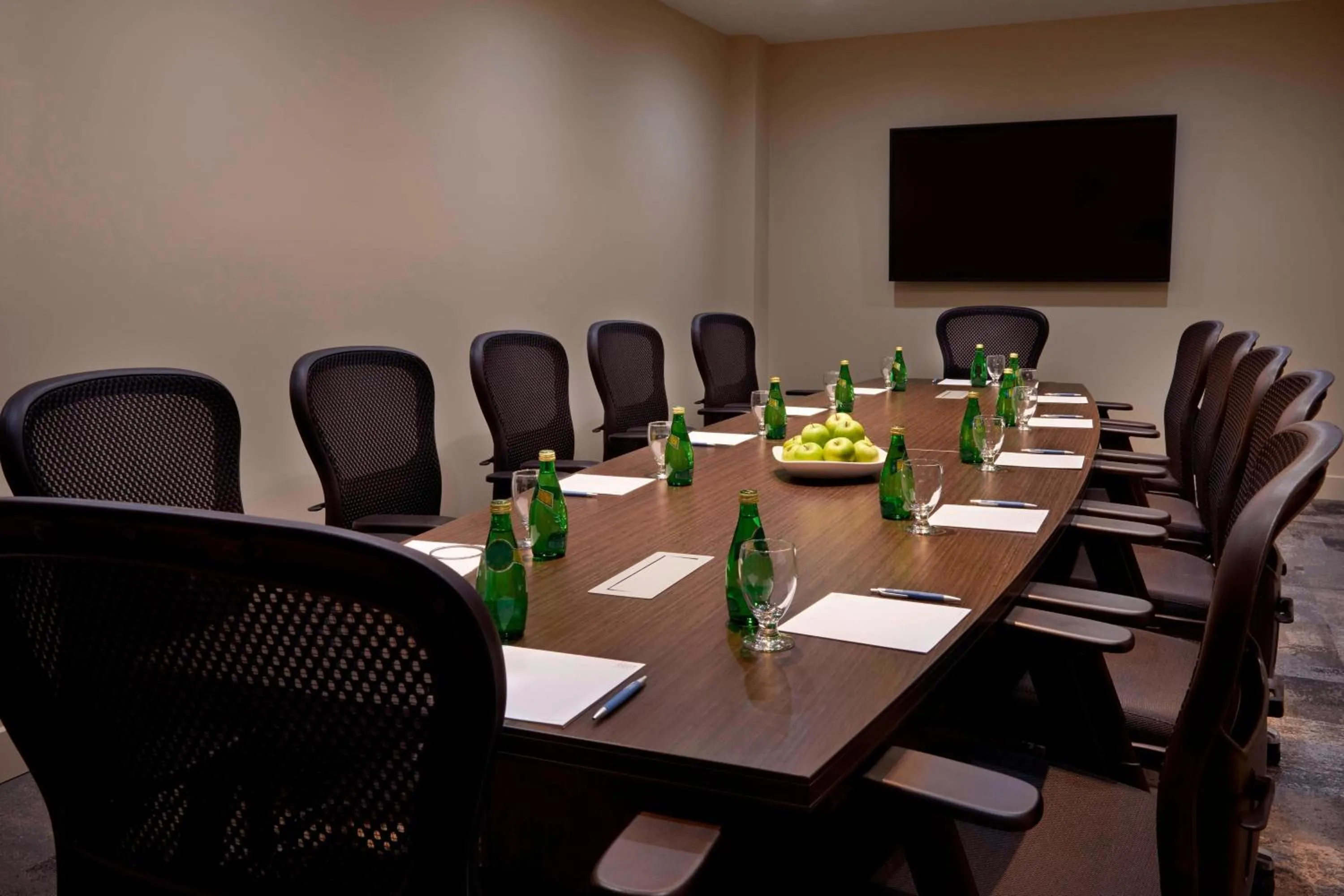Meeting/conference room in Four Points by Sheraton Toronto Airport