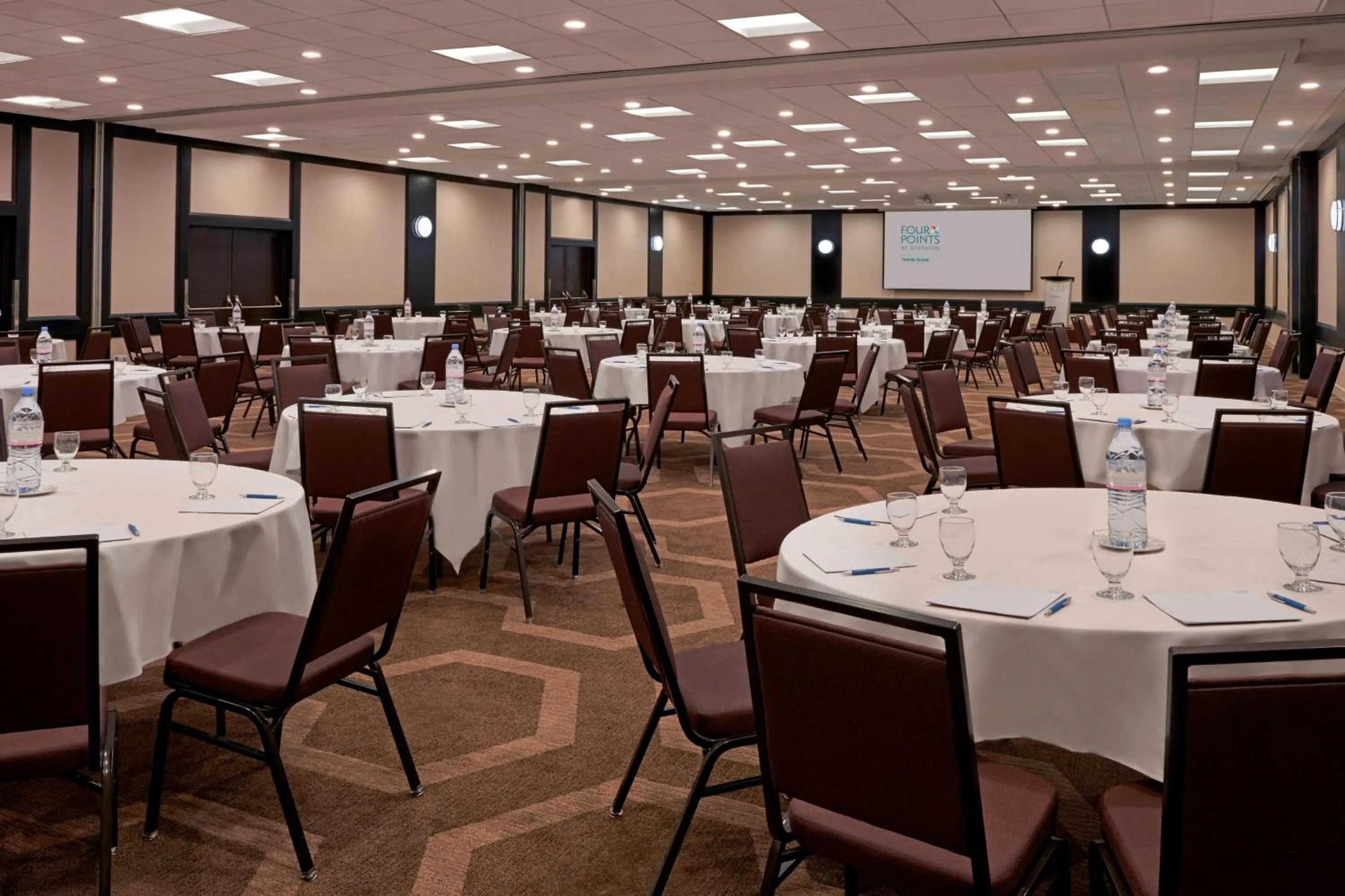 Meeting/conference room in Four Points by Sheraton Toronto Airport