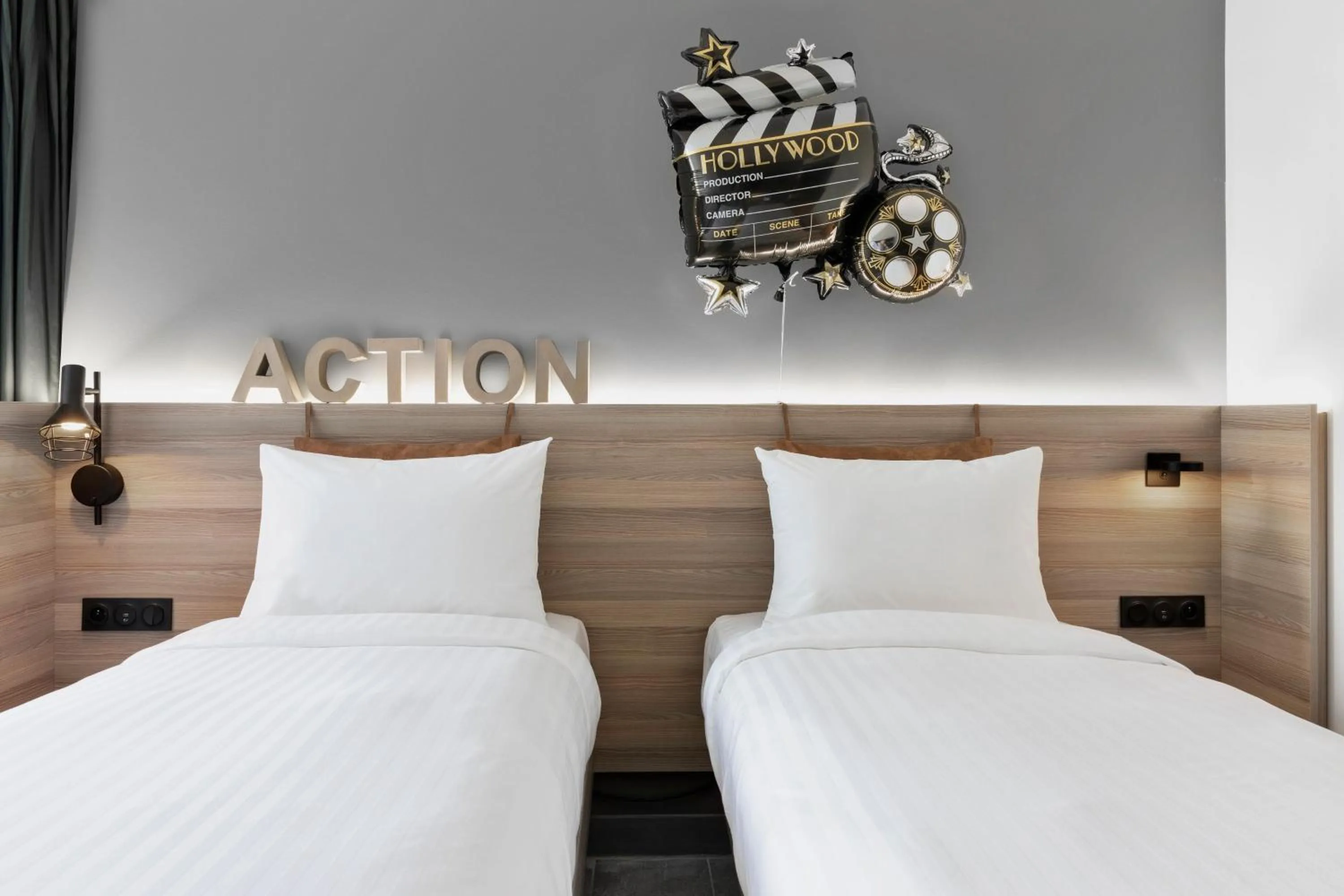 Photo of the whole room, Bed in Moxy La Ciotat