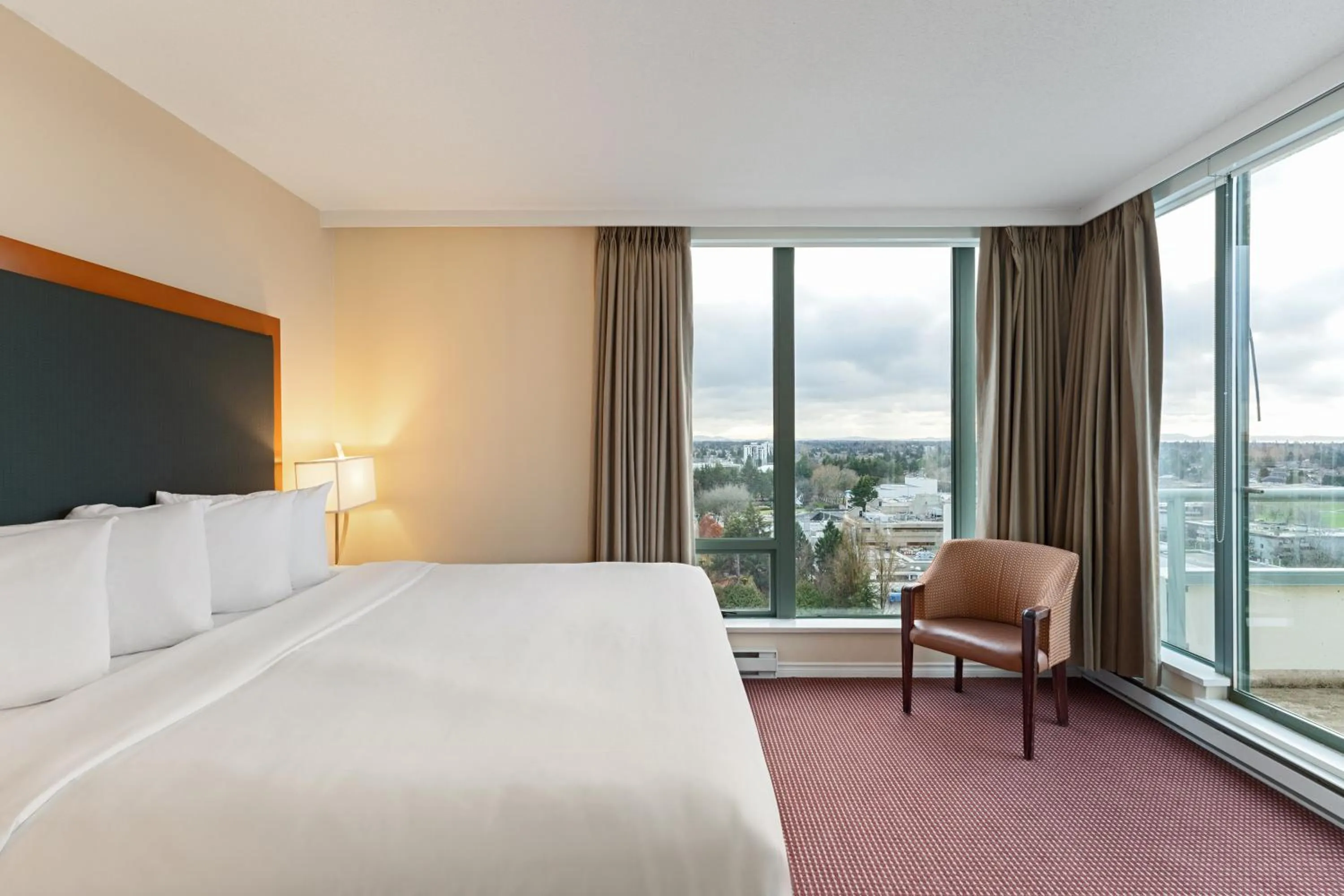 Bed in Executive Hotel Vancouver Airport