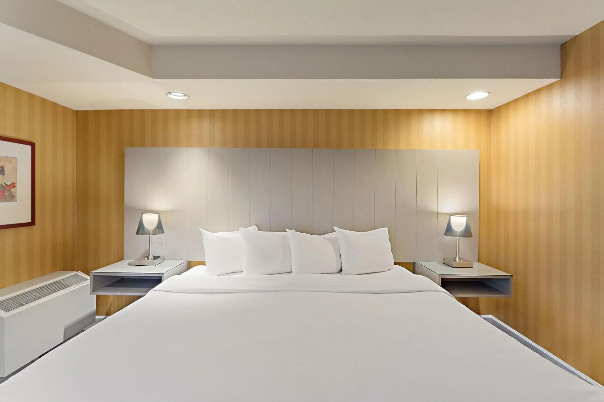 Bed in Executive Hotel Vancouver Airport