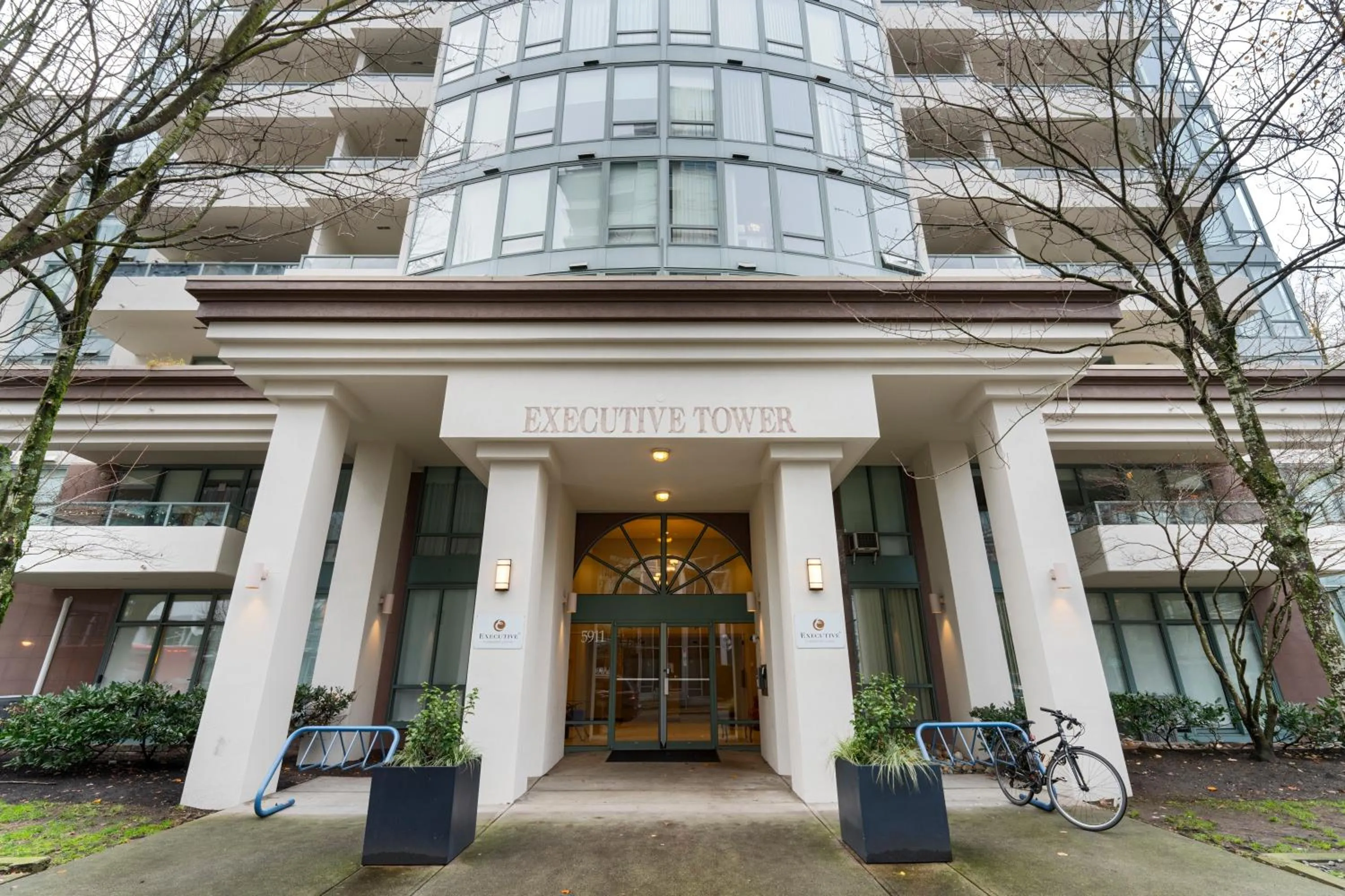 Property building in Executive Hotel Vancouver Airport