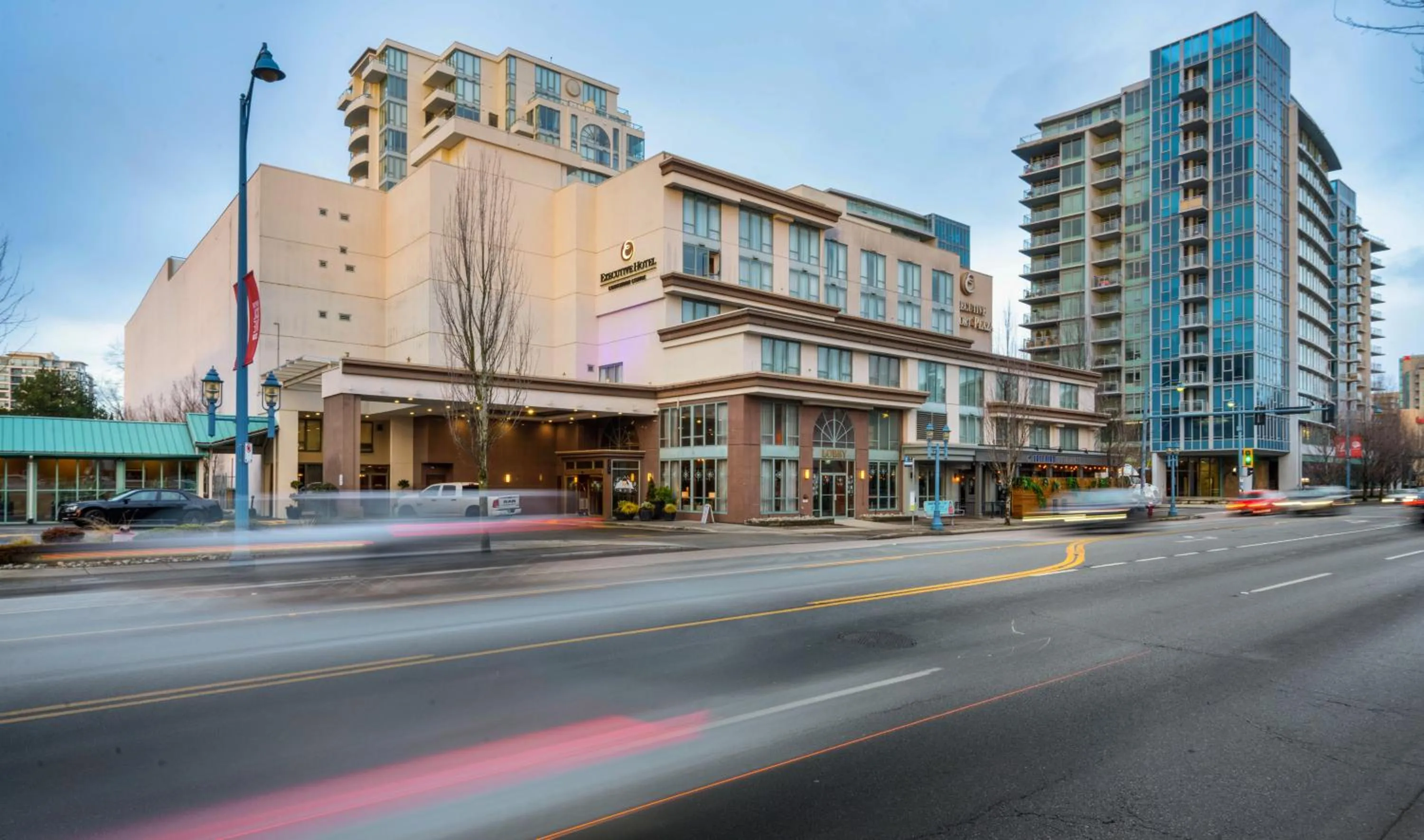 Property building in Executive Hotel Vancouver Airport