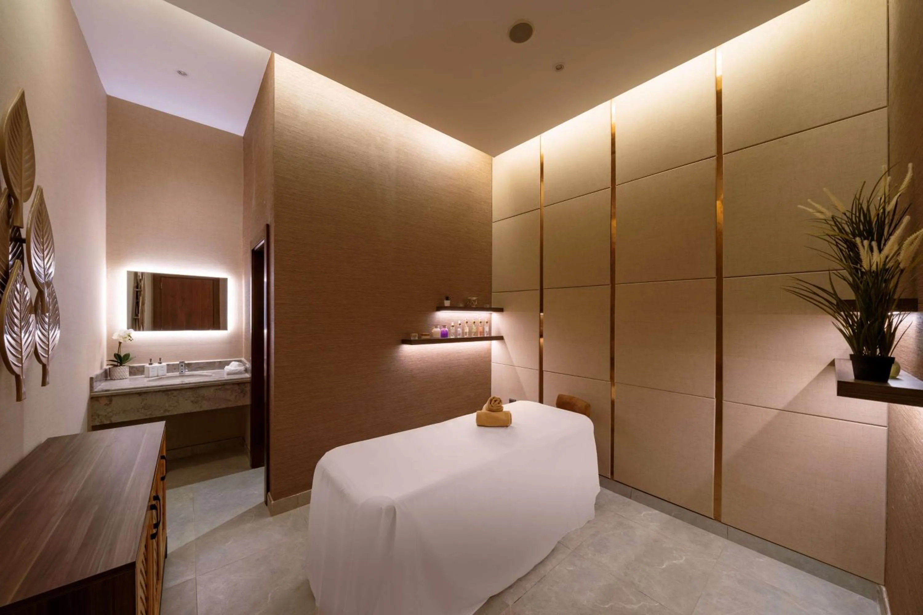 Spa and wellness centre/facilities, Bed in Radisson Hotel Riyadh Airport