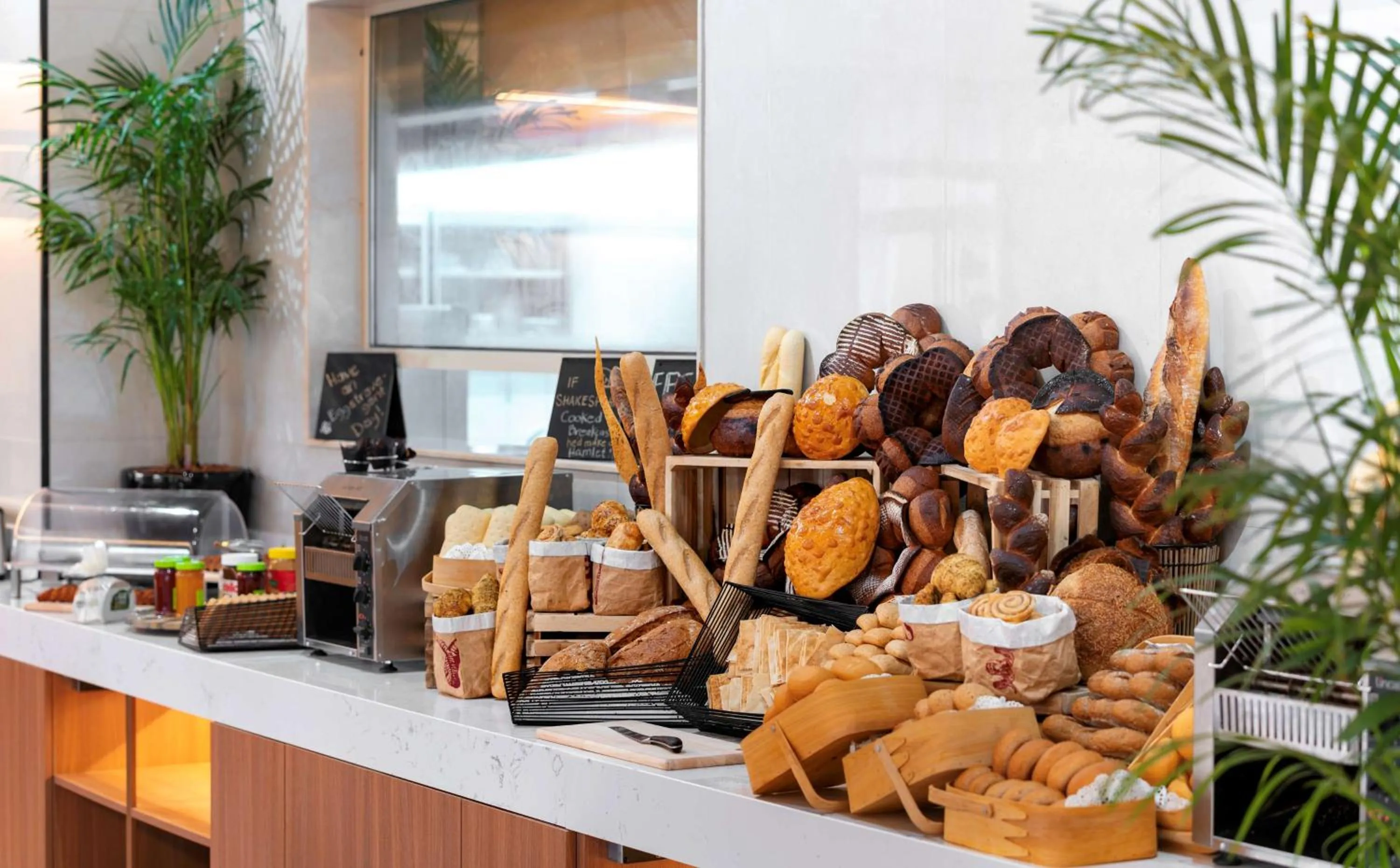 Restaurant/places to eat in Radisson Hotel Riyadh Airport