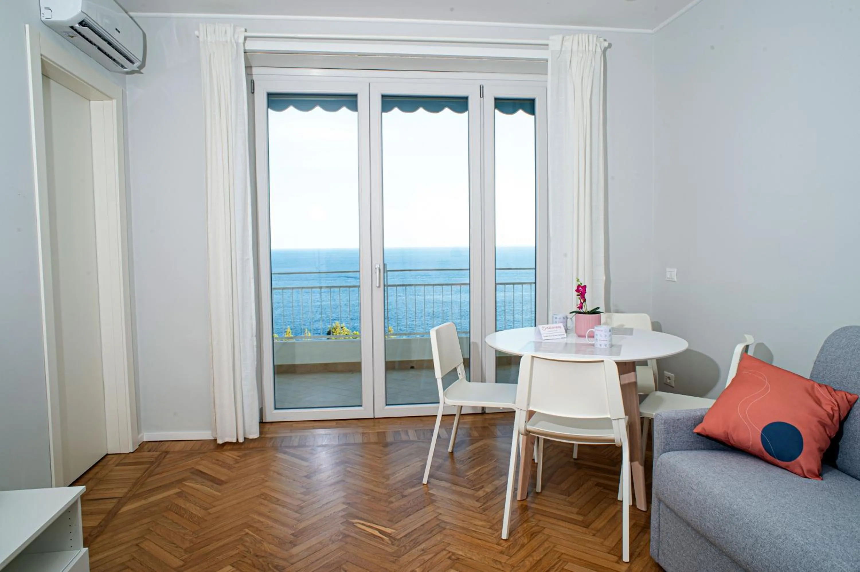 Living room in Marconi 442