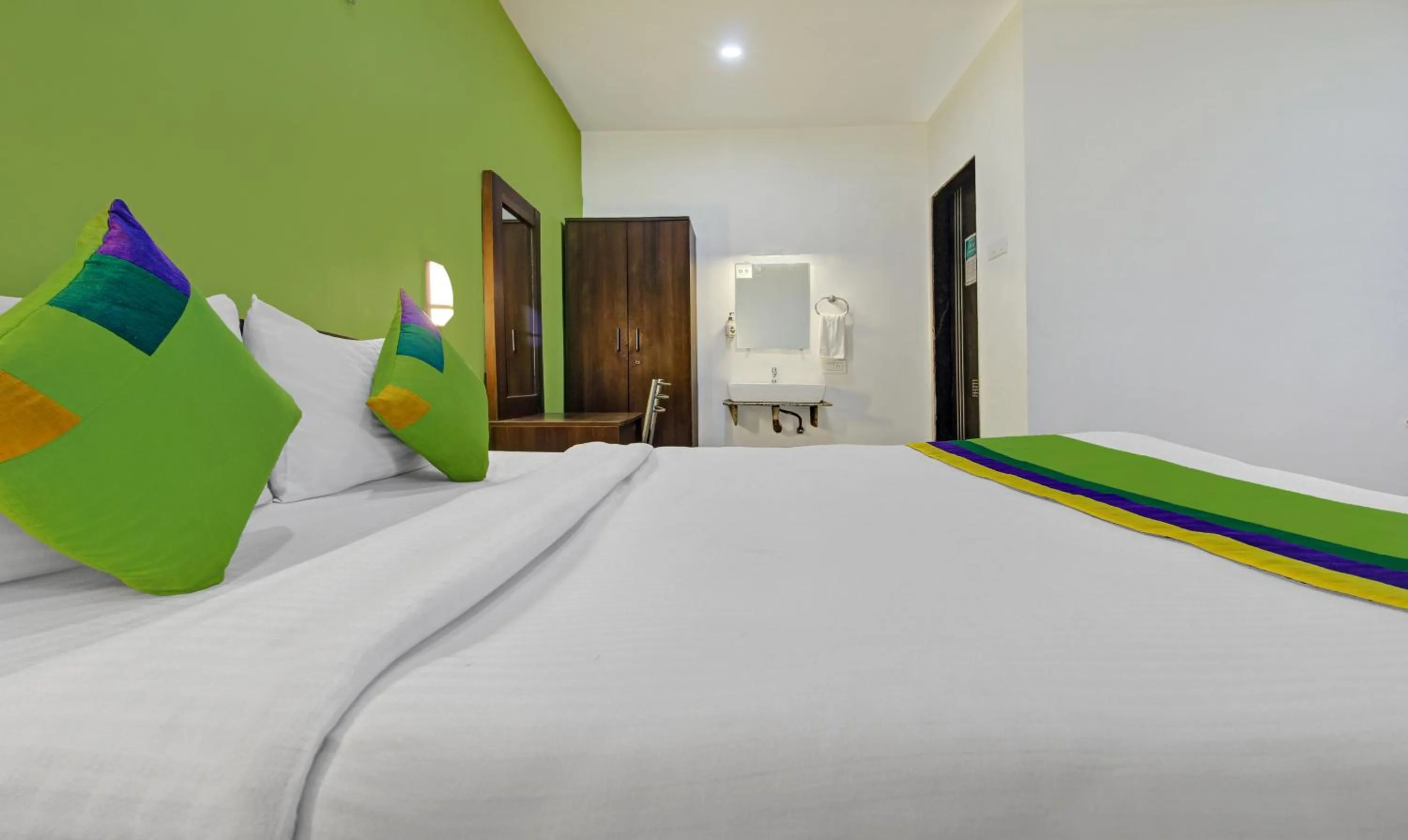 Bedroom, Bed in Treebo La Paradise