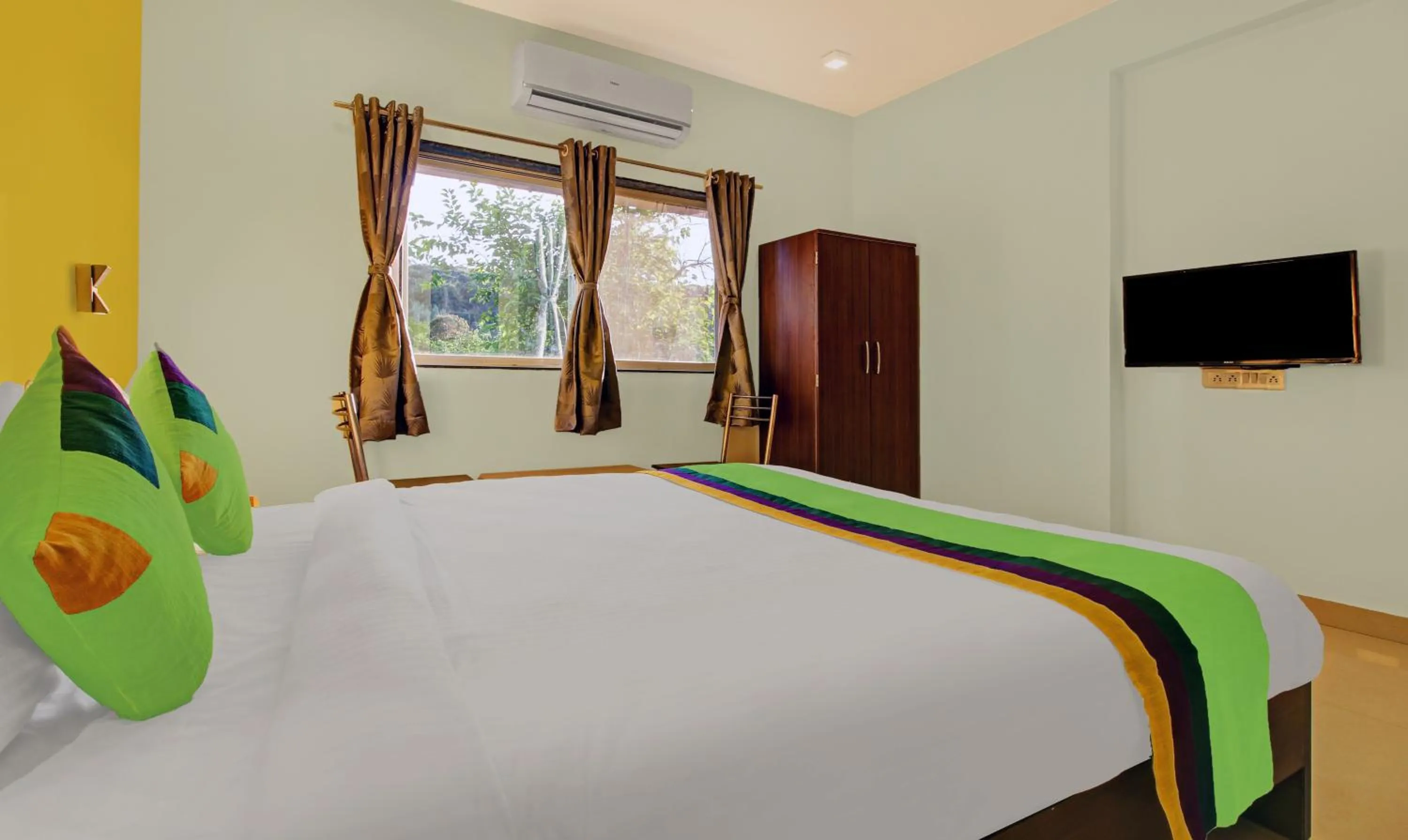 Bedroom, Bed in Treebo La Paradise