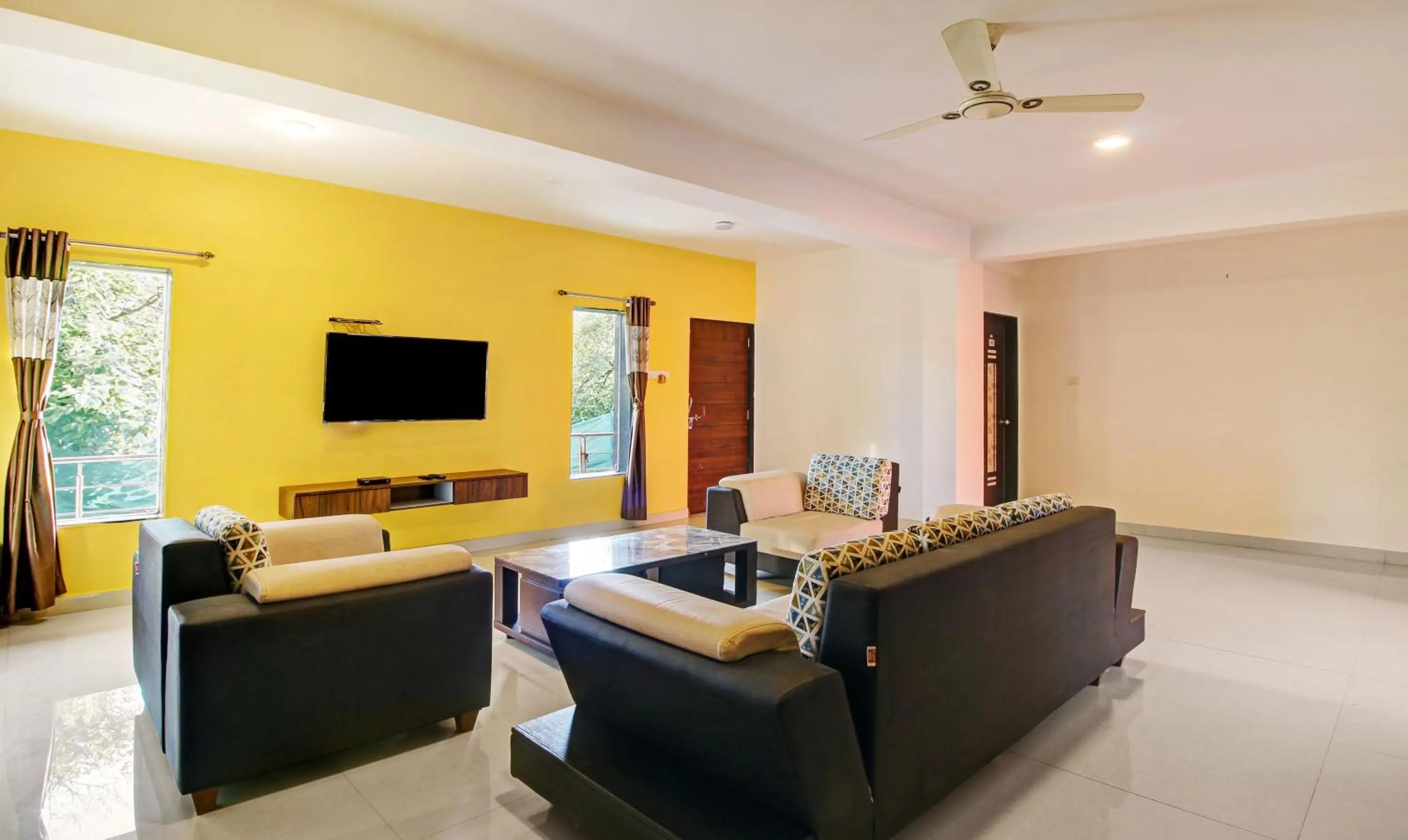 Seating area in Treebo La Paradise