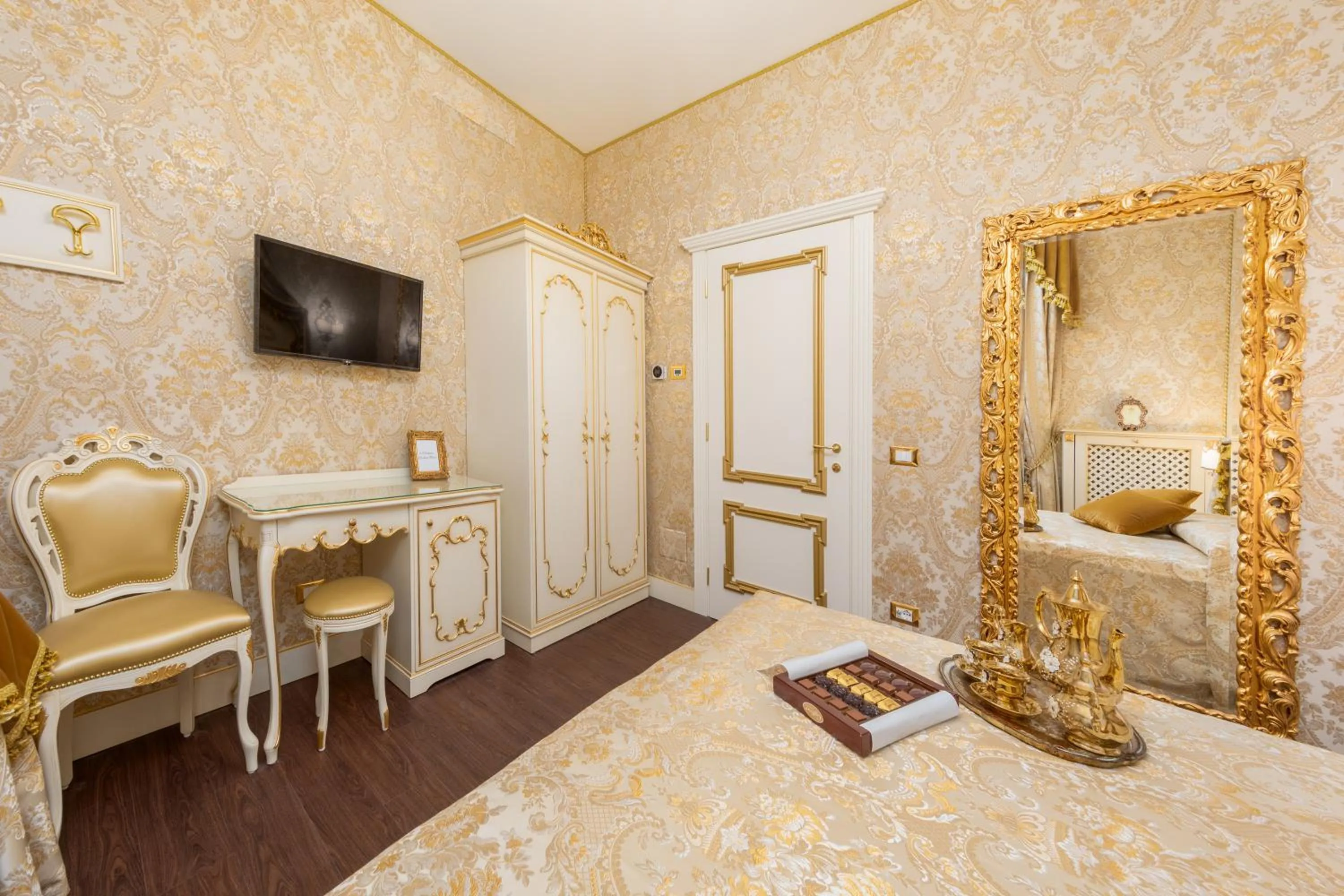Photo of the whole room, Bed in La Veneziana Boutique Rooms