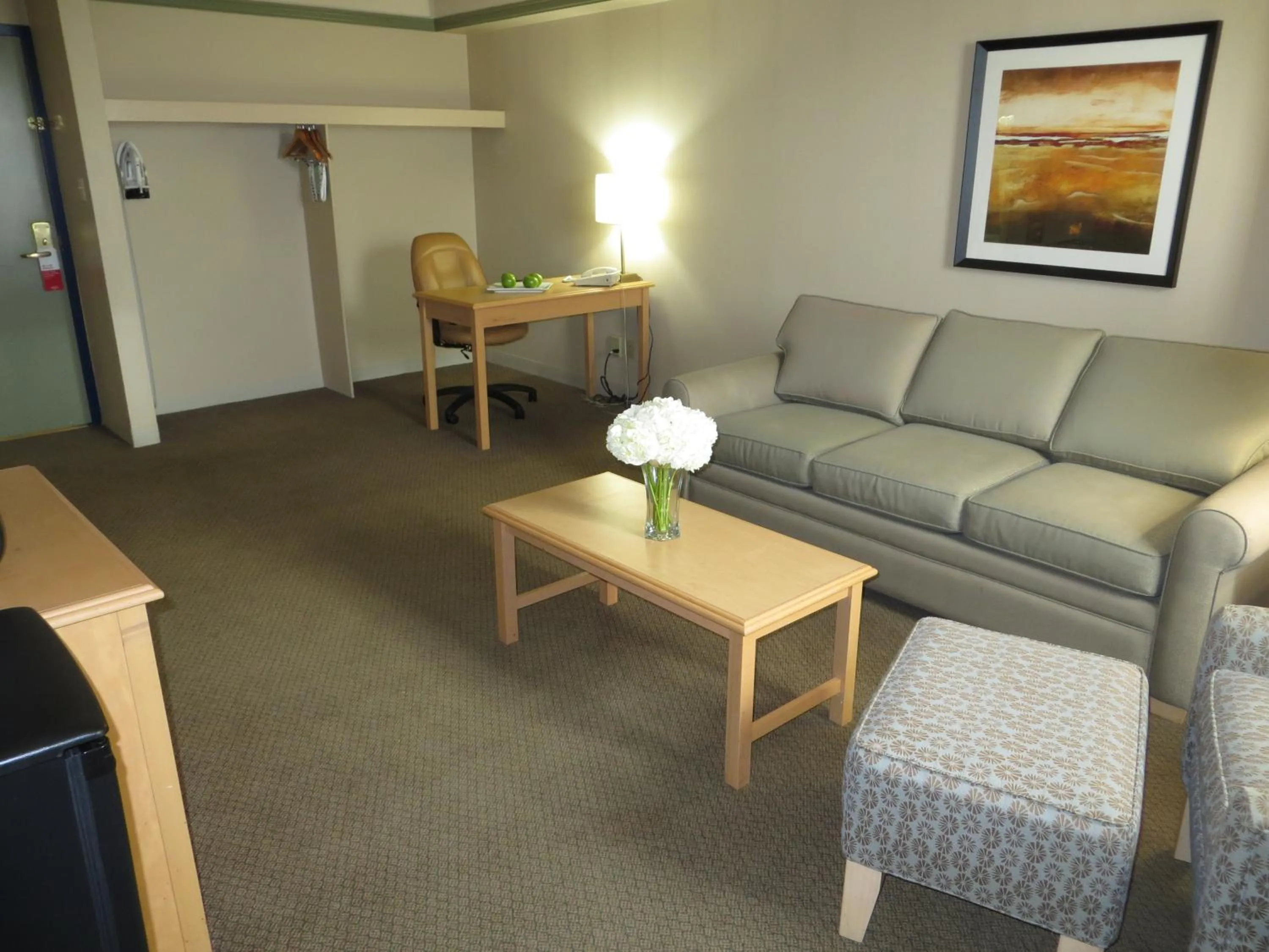 Living room in Edmonton Inn and Conference Centre