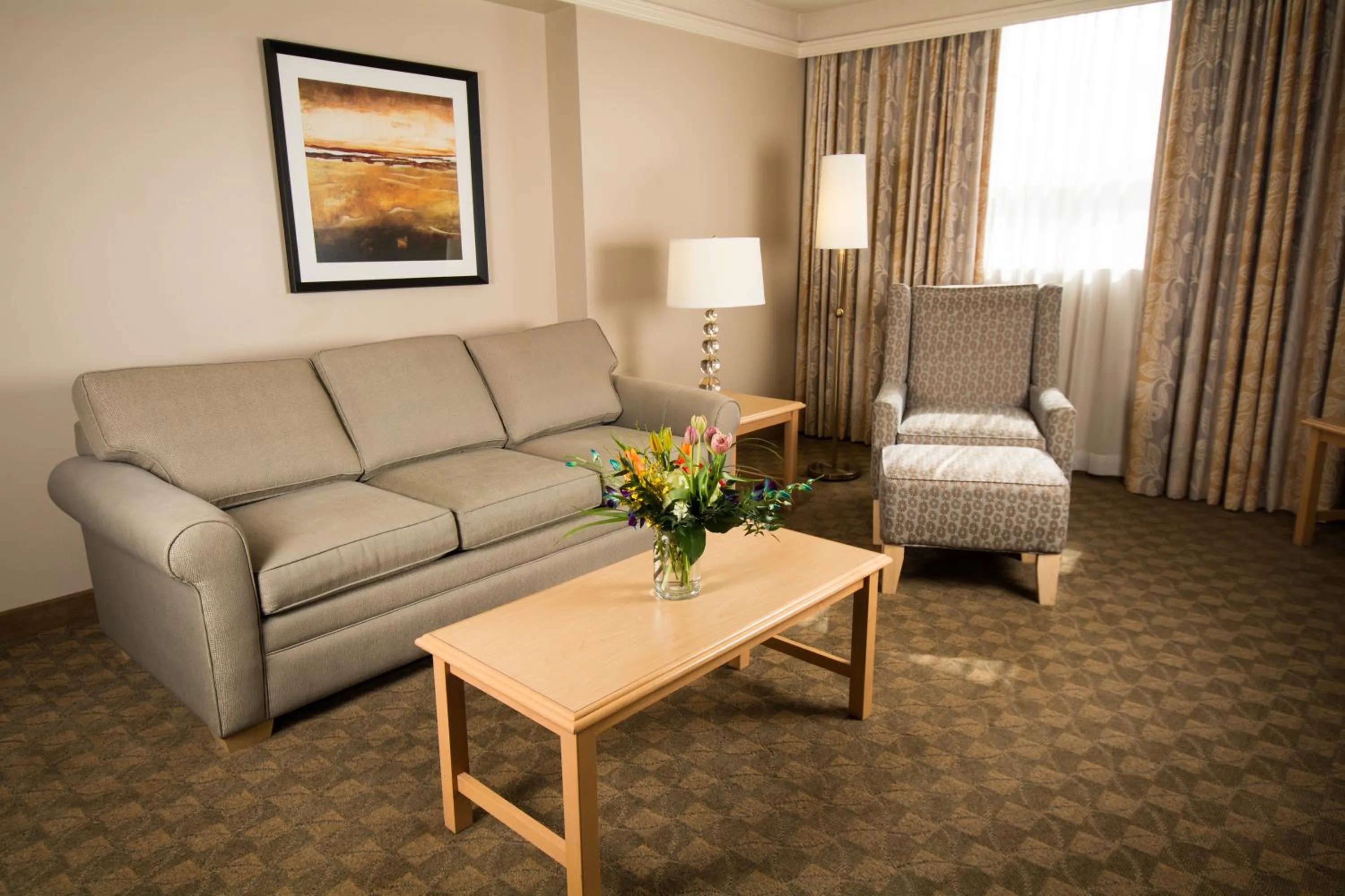 Living room in Edmonton Inn and Conference Centre