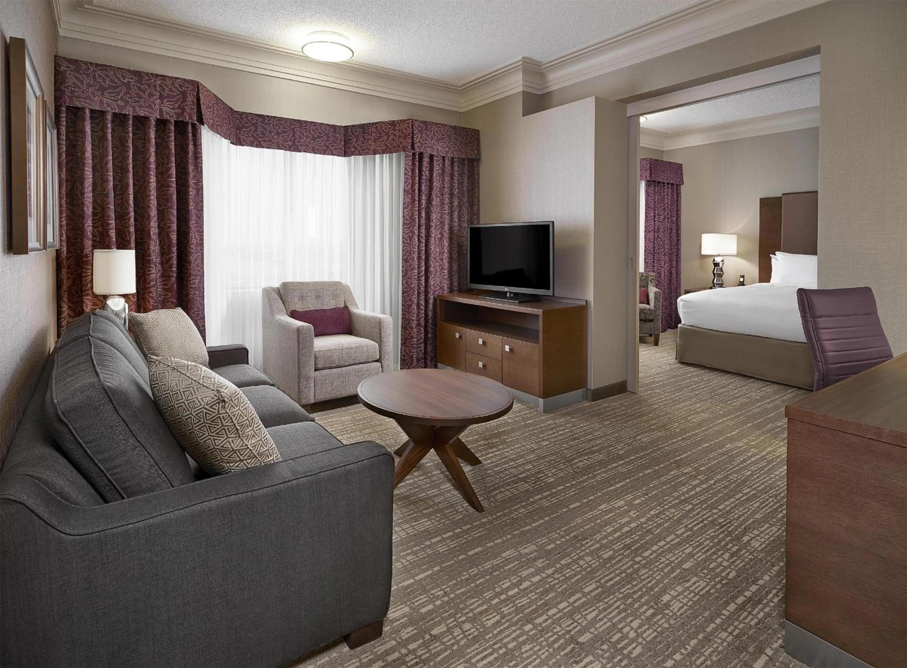 Living room, Bed in DoubleTree by Hilton West Edmonton