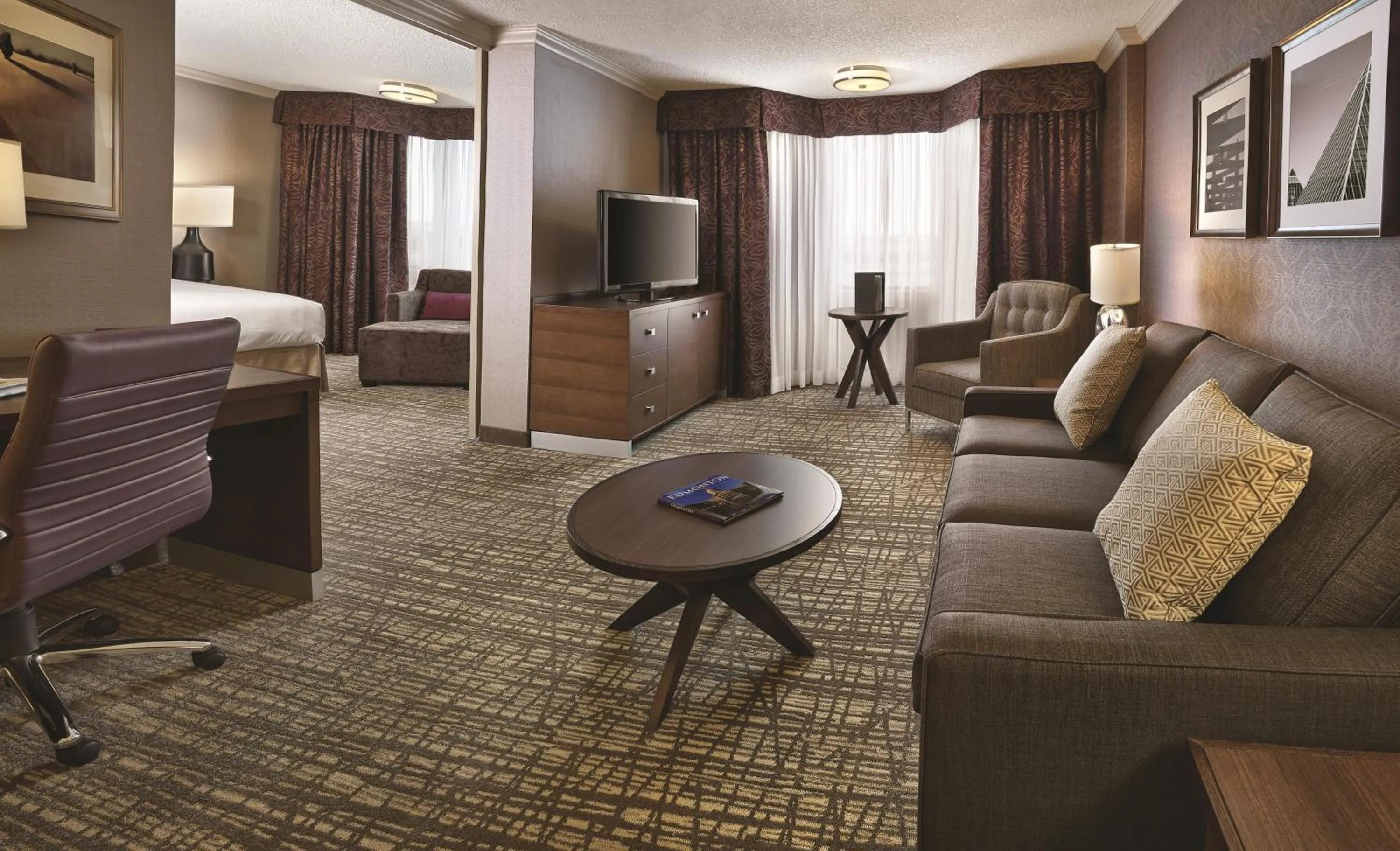 Living room, Bed in DoubleTree by Hilton West Edmonton