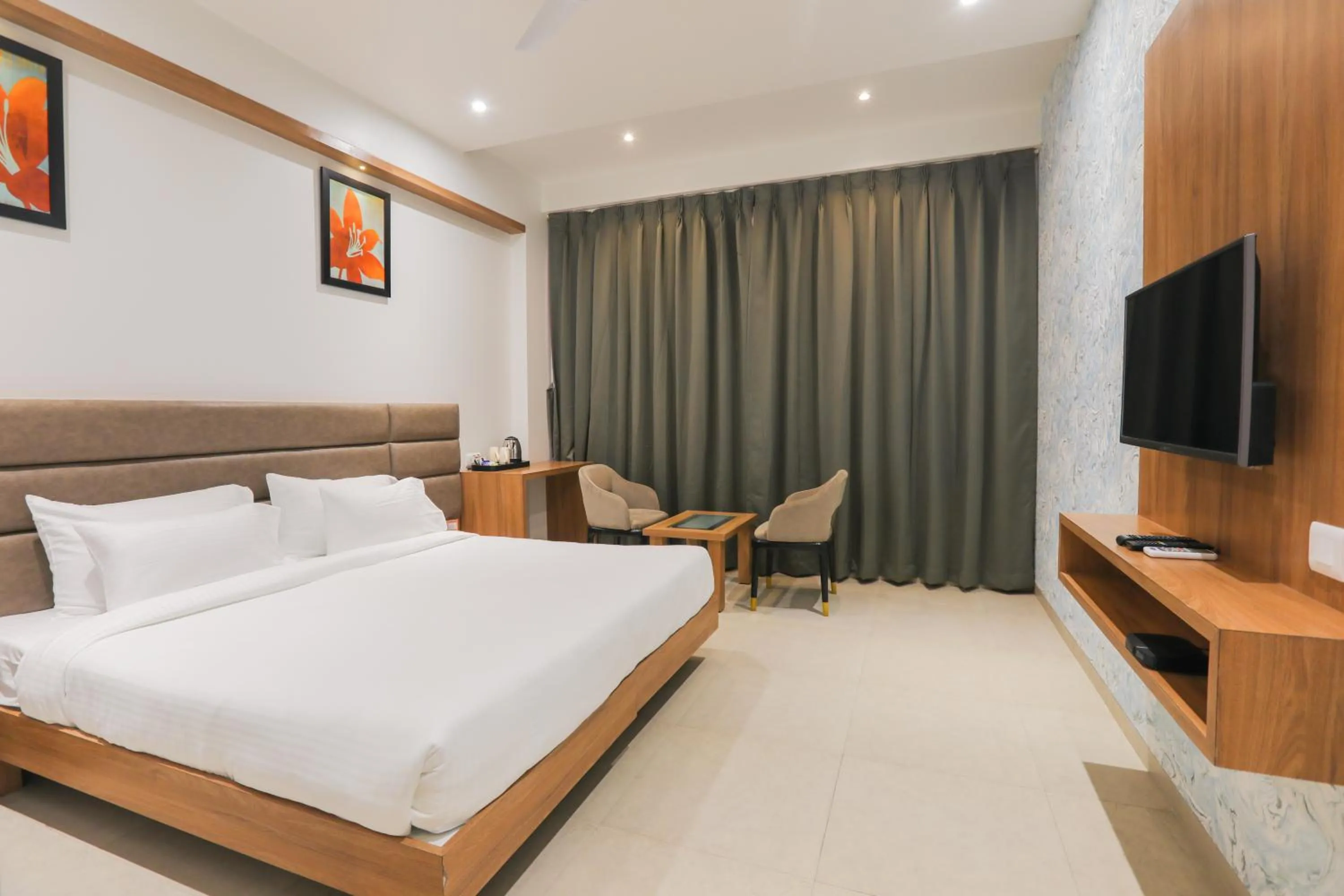 View (from property/room), Bed in Enrise by Sayaji, Khed Shivapur Pune