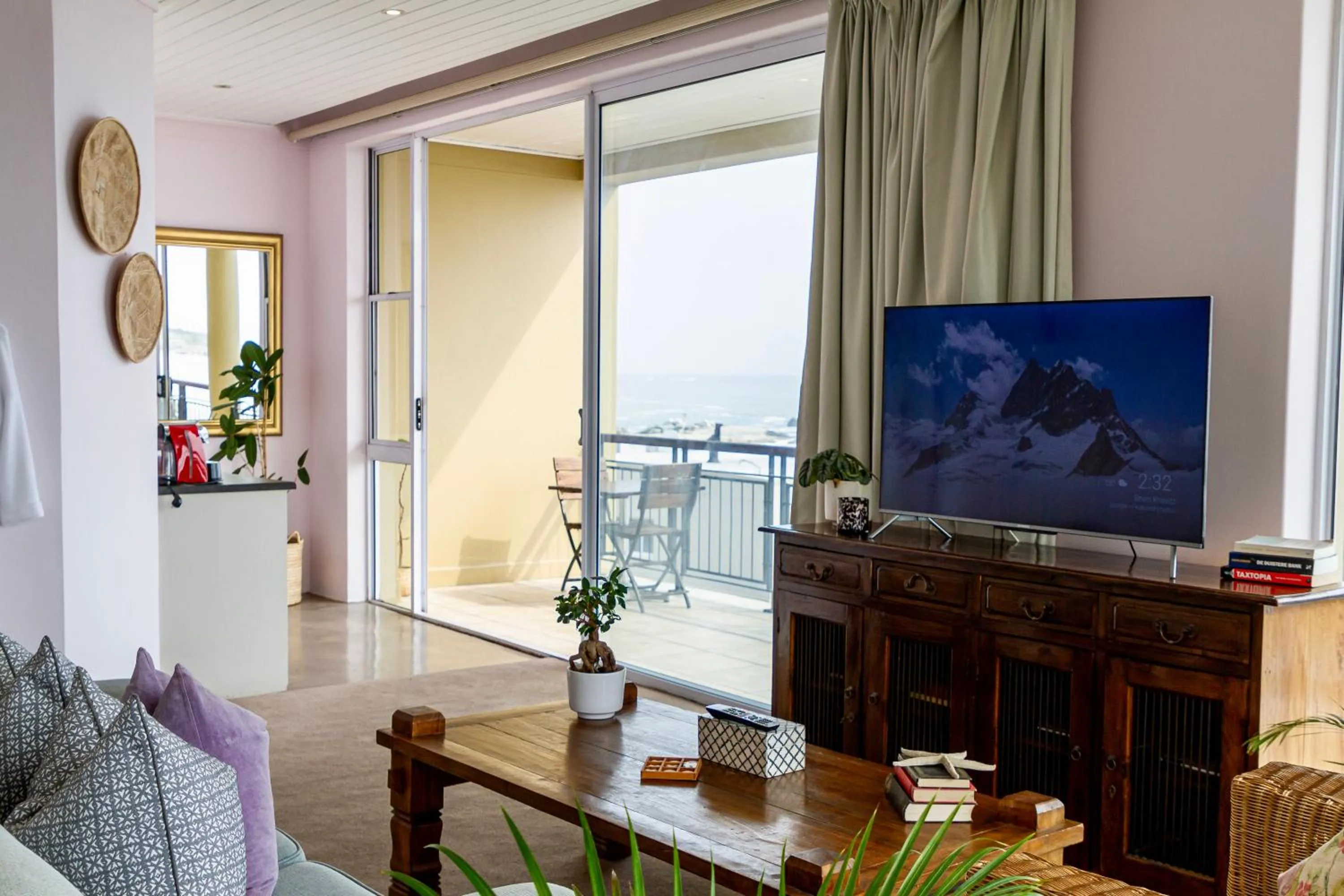 TV and multimedia in Royal Boutique Hotel