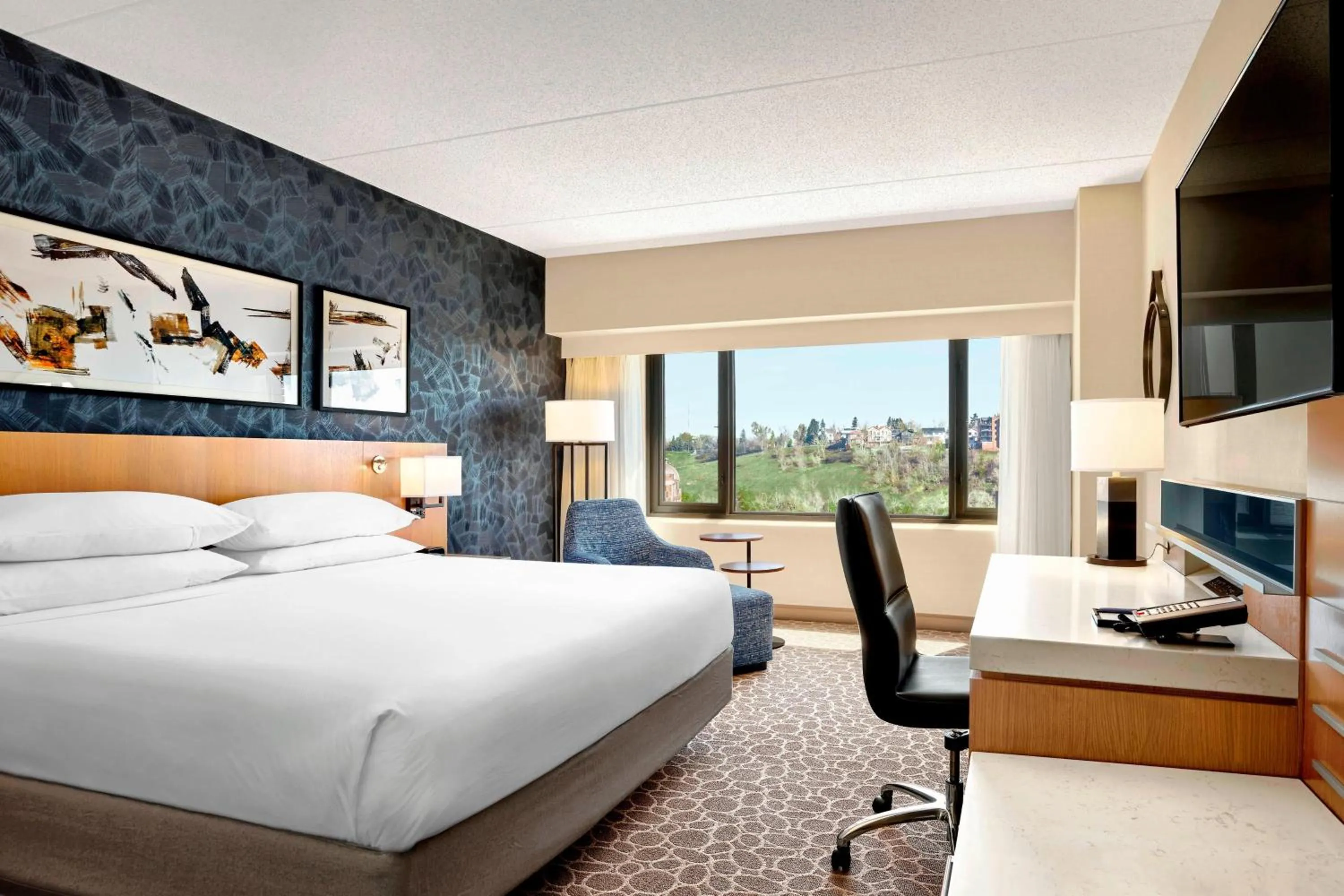 Photo of the whole room, Bed in Delta Hotels by Marriott Calgary Downtown