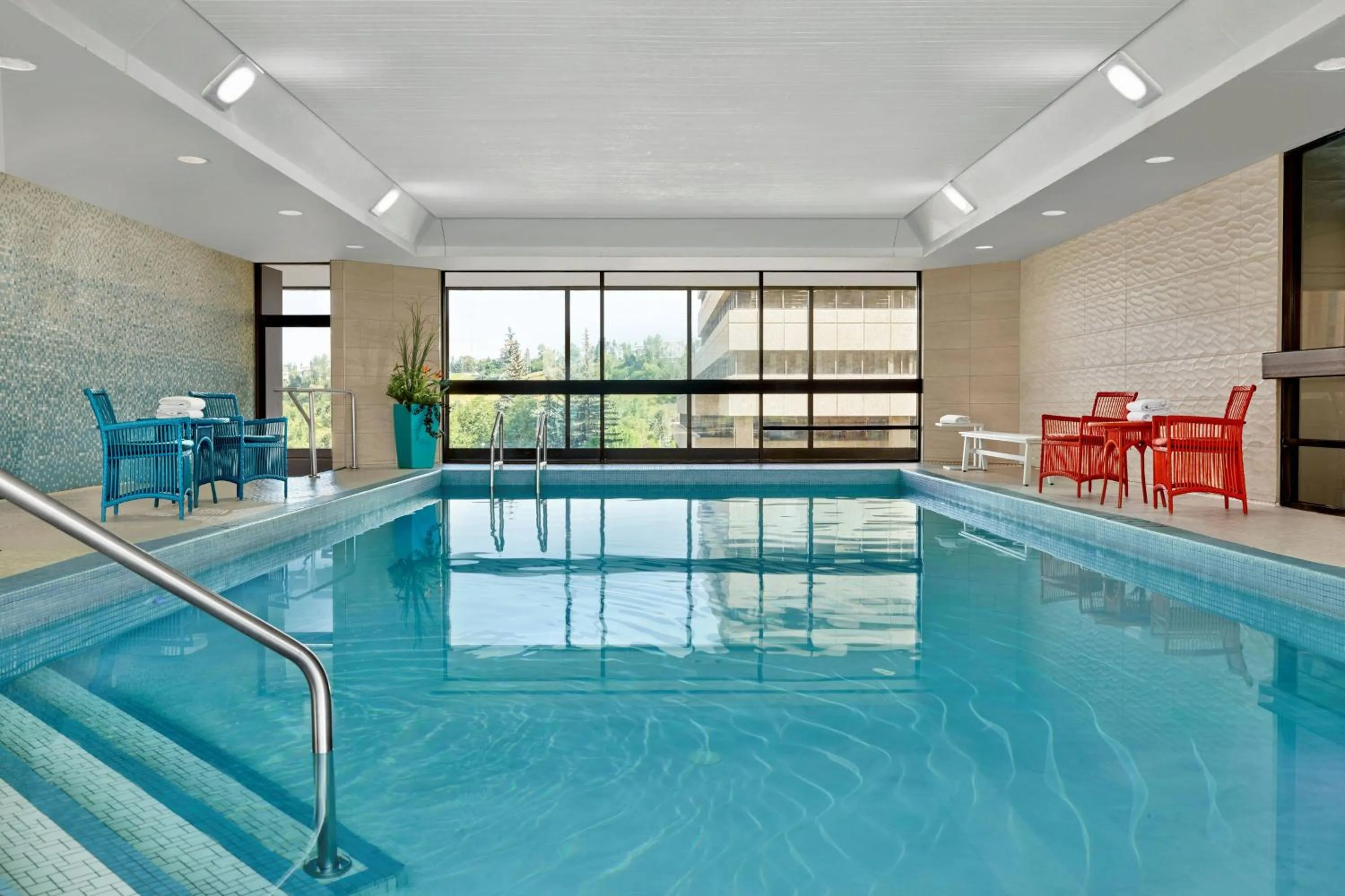 Swimming pool in Delta Hotels by Marriott Calgary Downtown