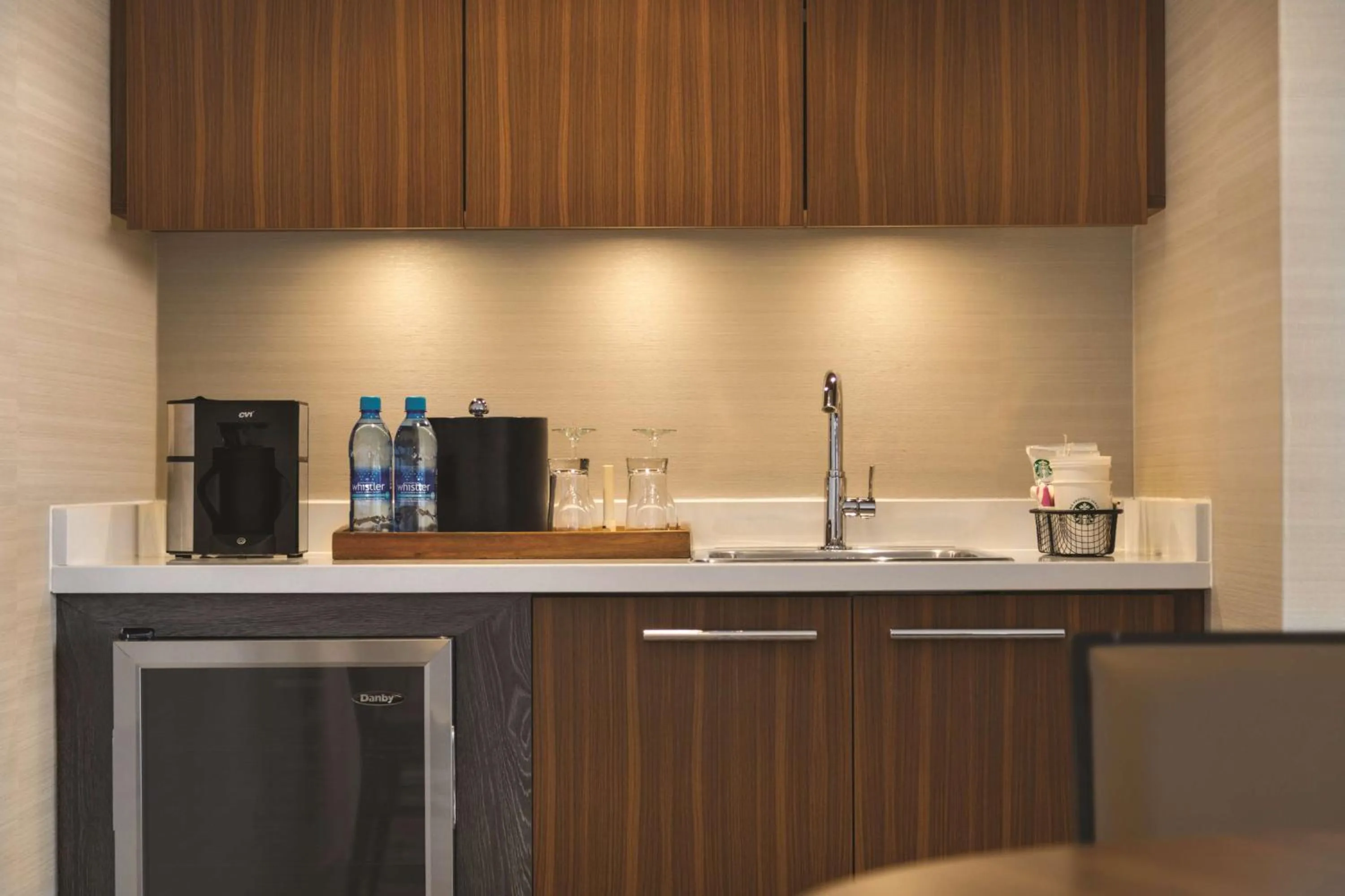 Photo of the whole room in Coast Edmonton Plaza Hotel by APA