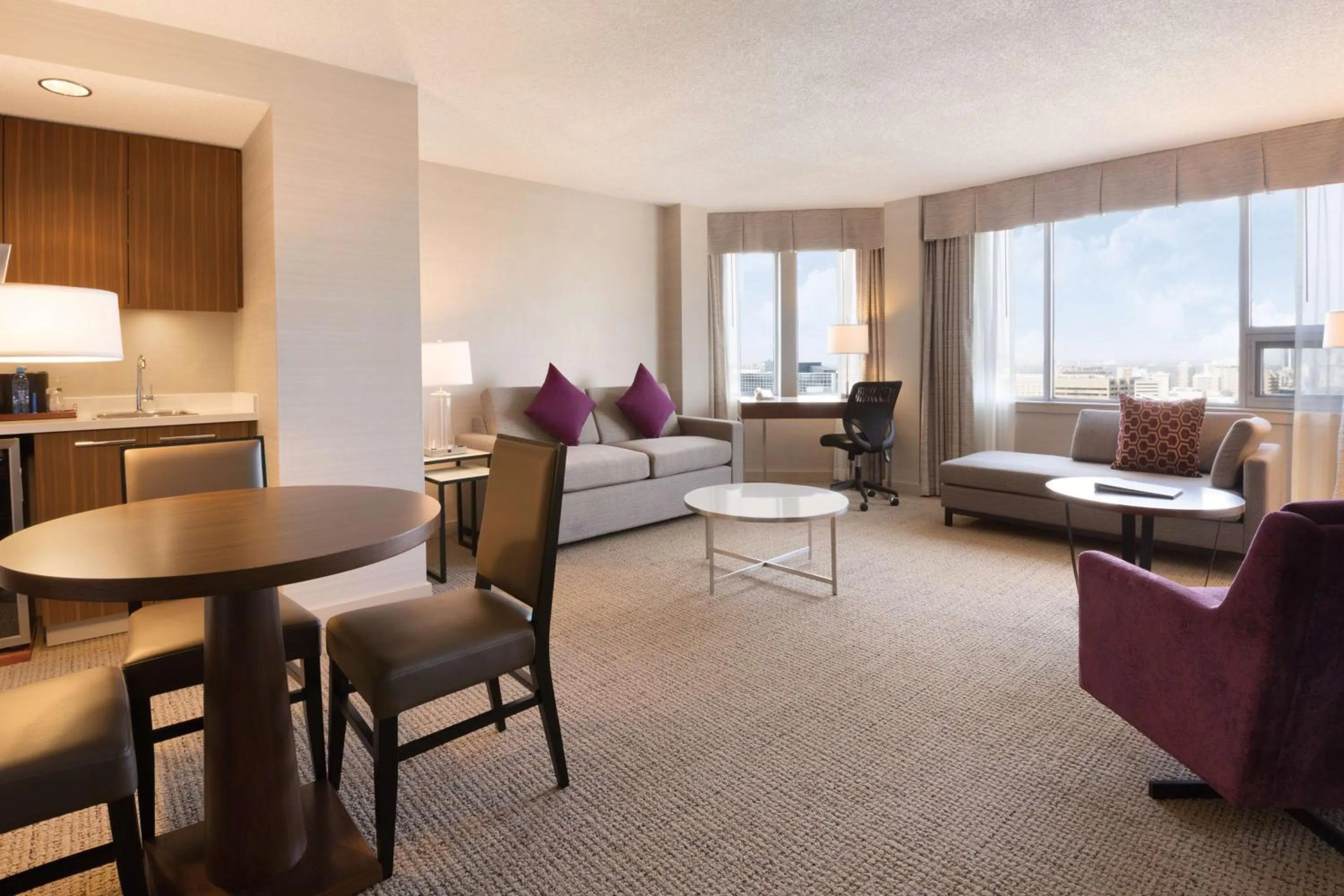 Photo of the whole room in Coast Edmonton Plaza Hotel by APA