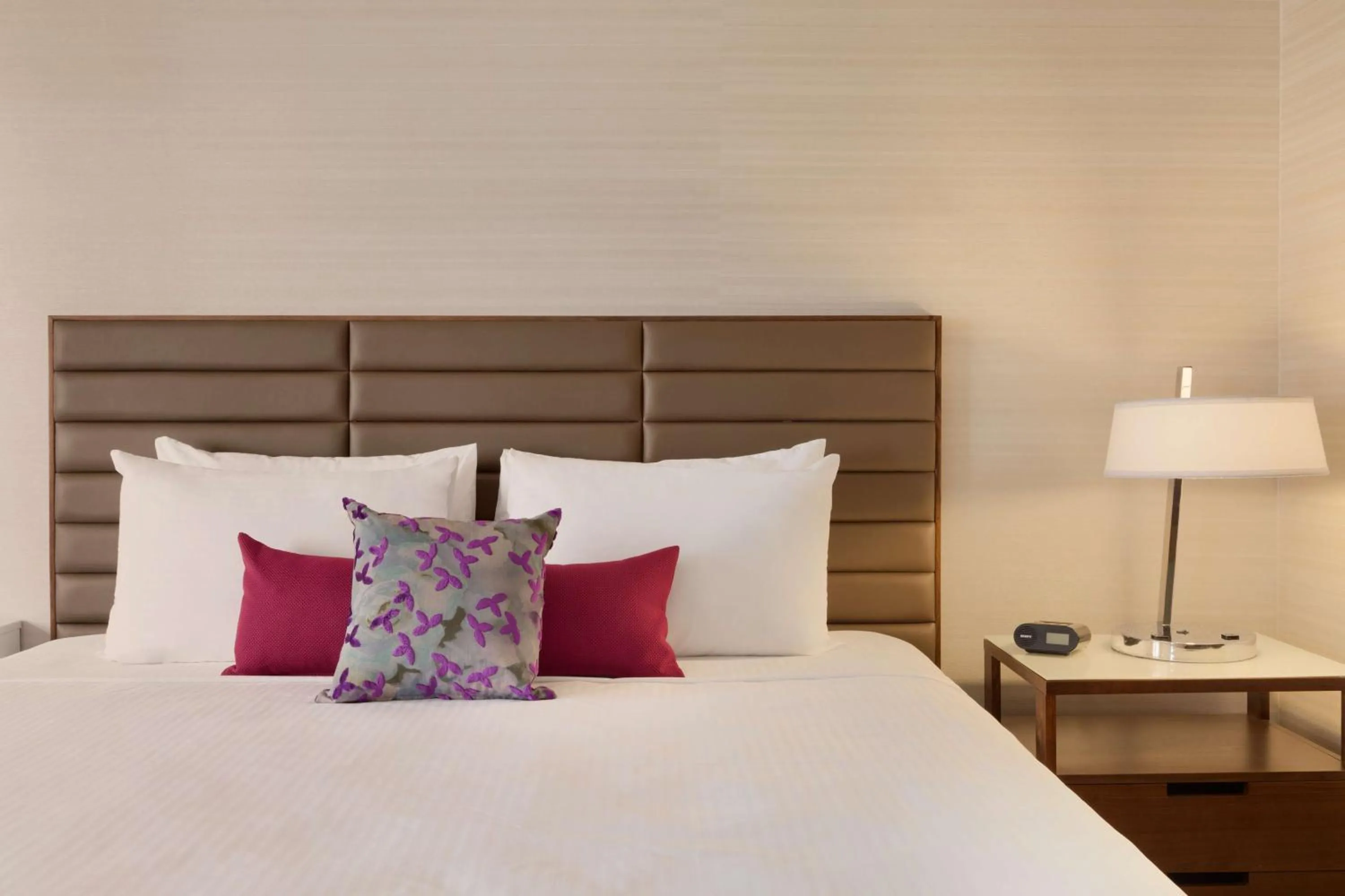 Photo of the whole room in Coast Edmonton Plaza Hotel by APA