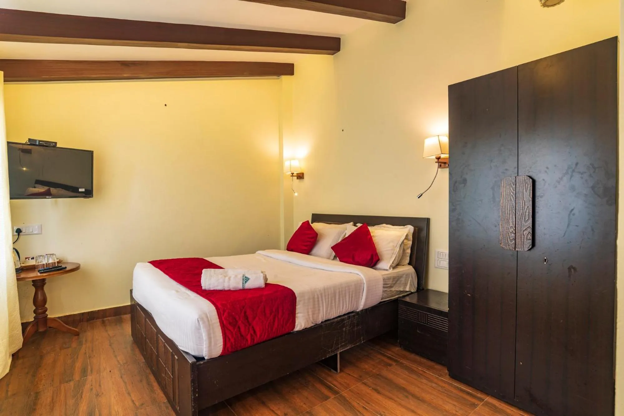 Photo of the whole room, Bed in Warmth Hill Crest