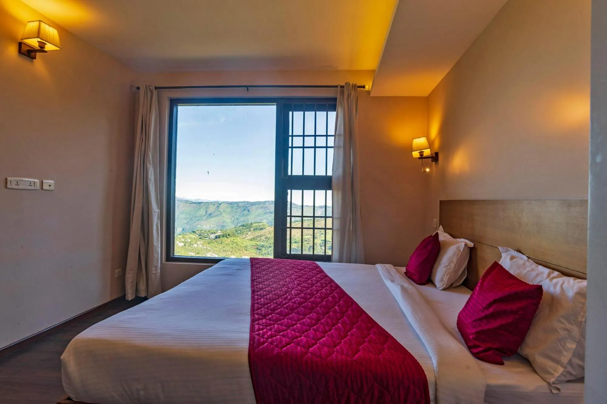 Photo of the whole room, Bed in Warmth Hill Crest