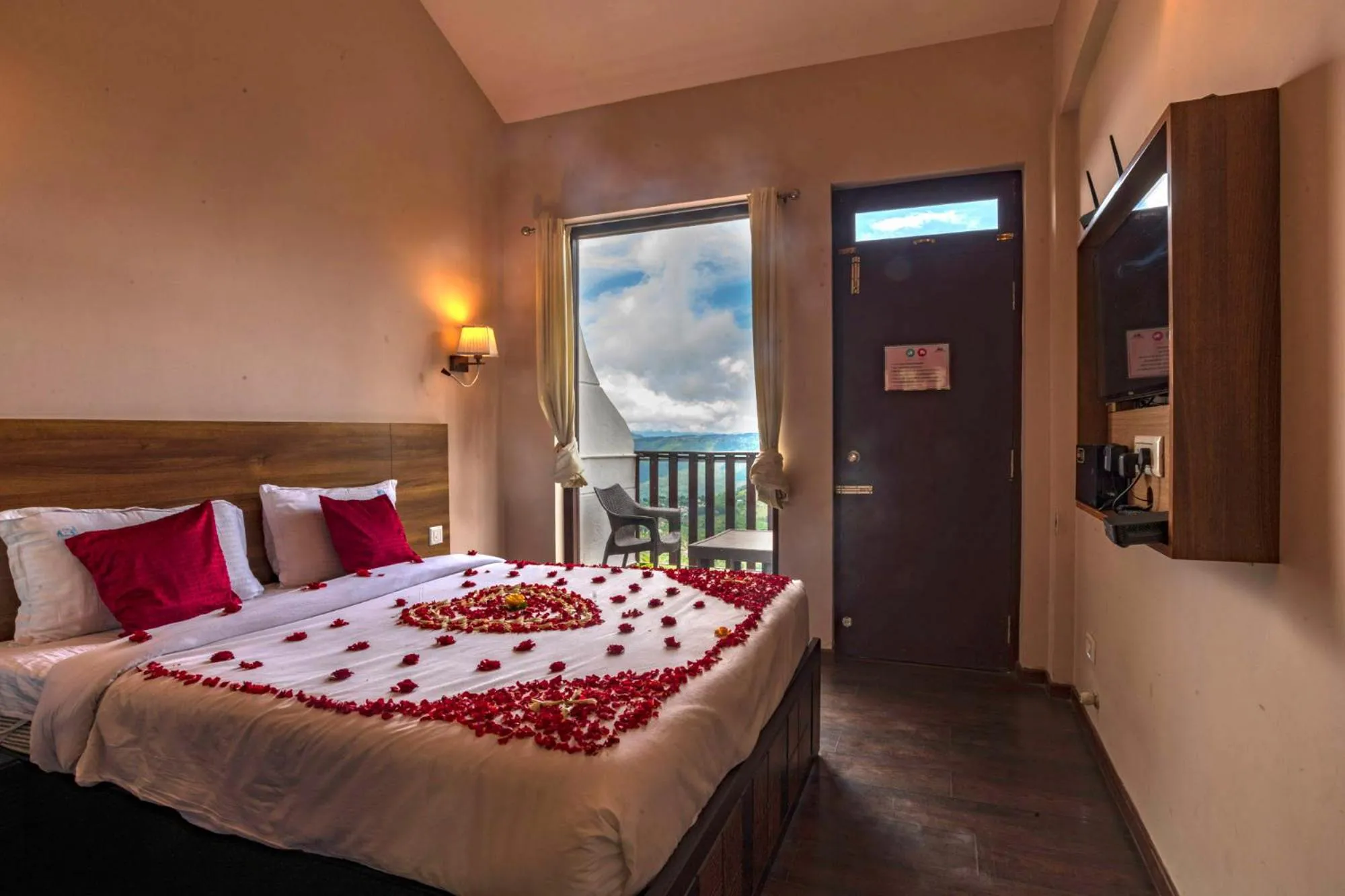 Photo of the whole room, Bed in Warmth Hill Crest