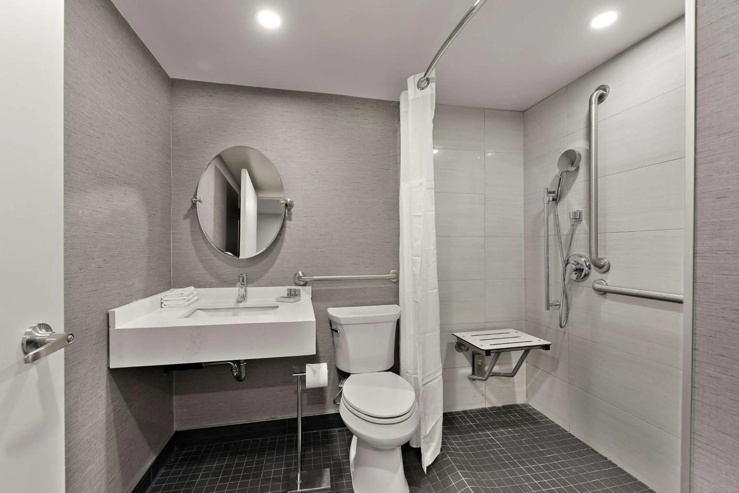 Bathroom in Best Western Parkway Hotel Toronto North