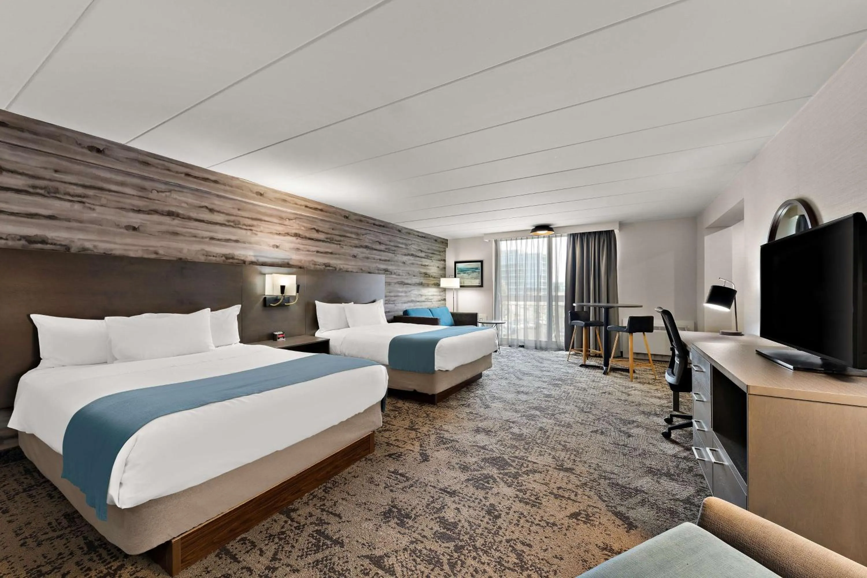 Photo of the whole room, Bed in Best Western Parkway Hotel Toronto North