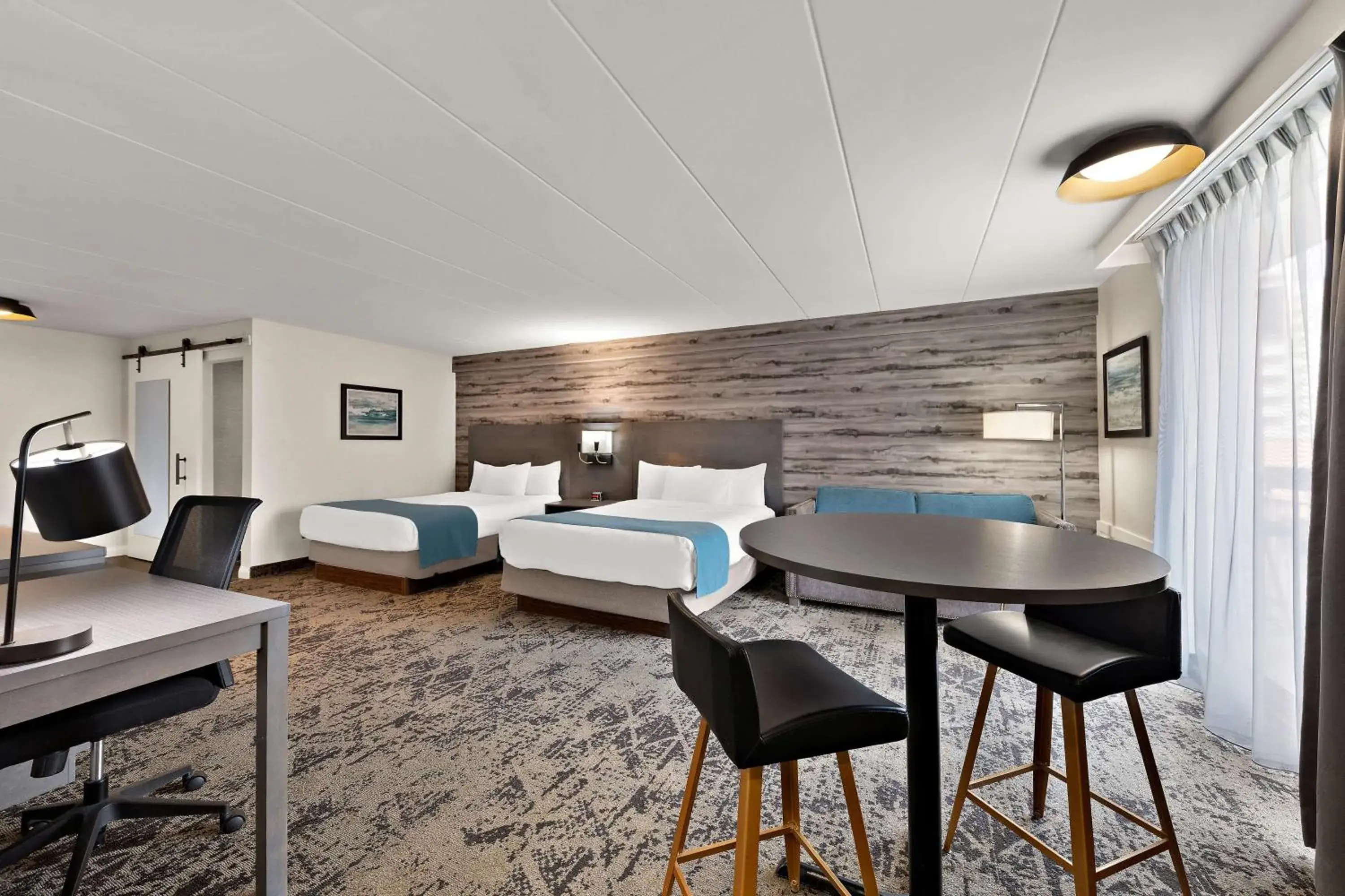 Queen Suite with Balcony in Best Western Parkway Hotel Toronto North Queen Suite with Balcony in Best Western Parkway Hotel Toronto North