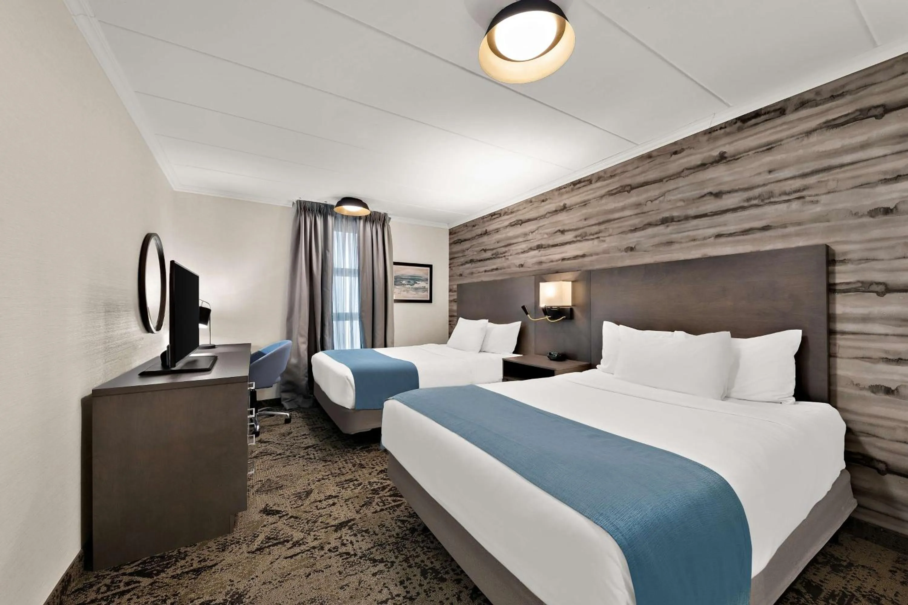 Photo of the whole room, Bed in Best Western Parkway Hotel Toronto North