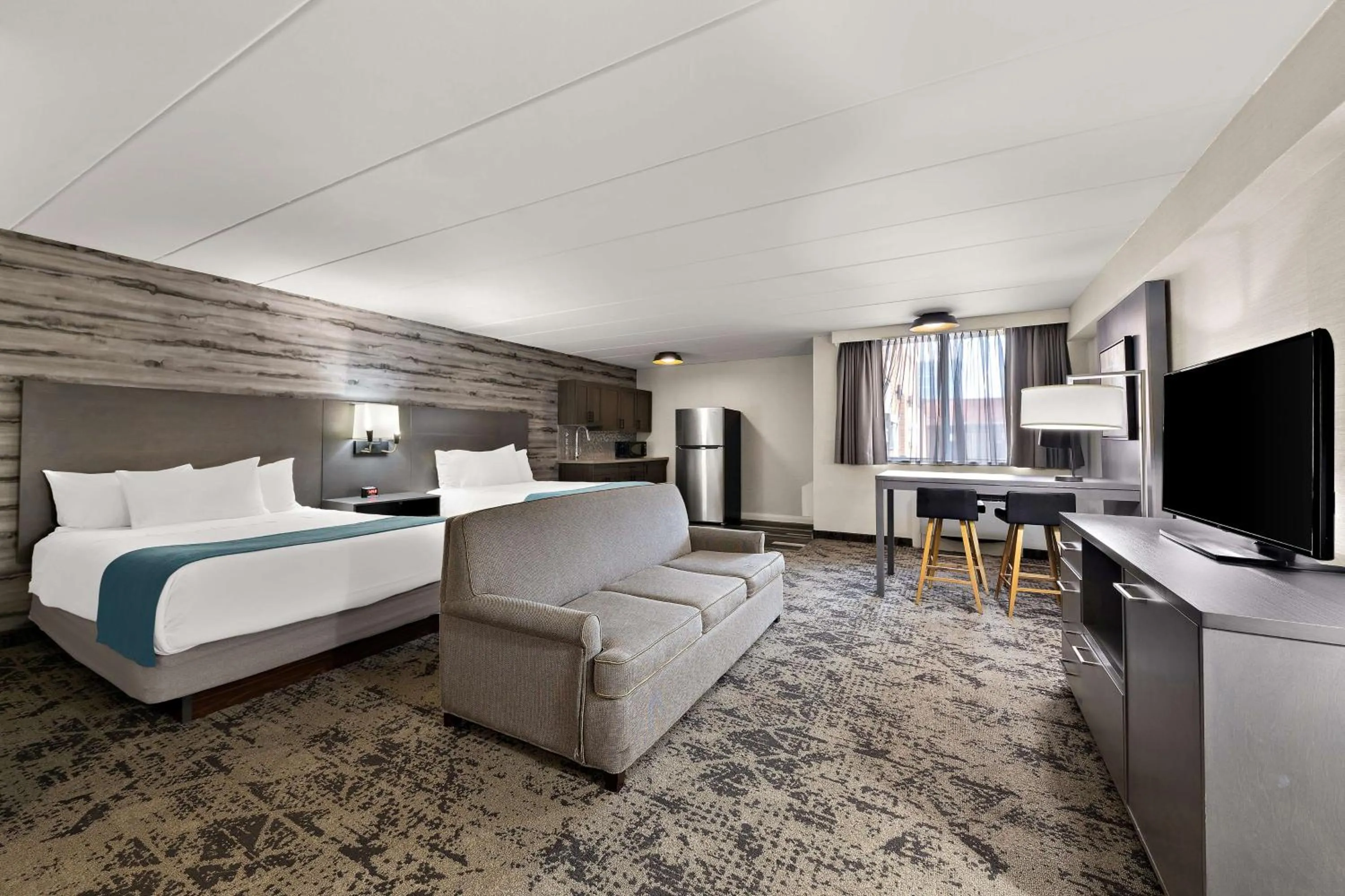 Photo of the whole room, Bed in Best Western Parkway Hotel Toronto North