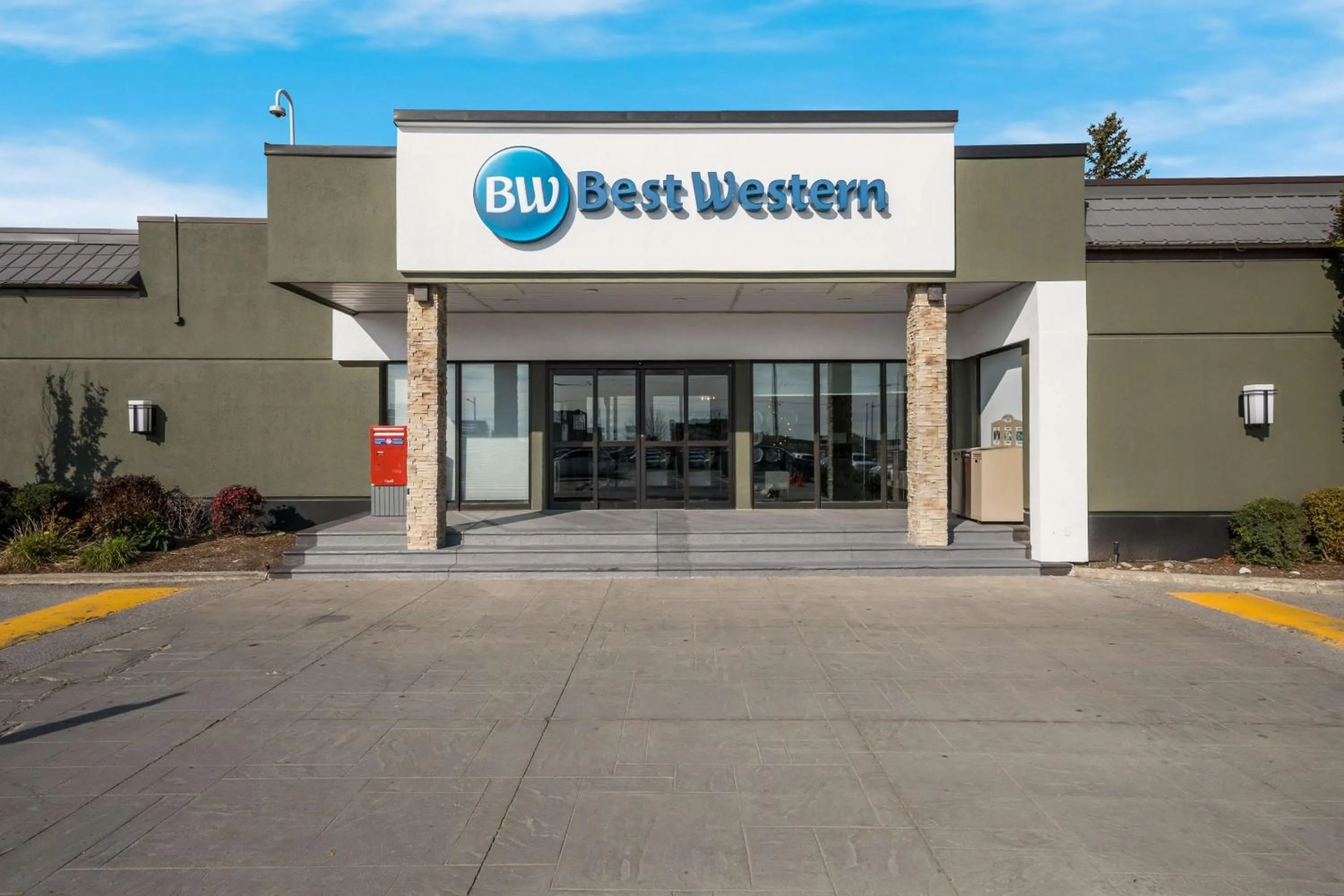 Property building in Best Western Parkway Hotel Toronto North