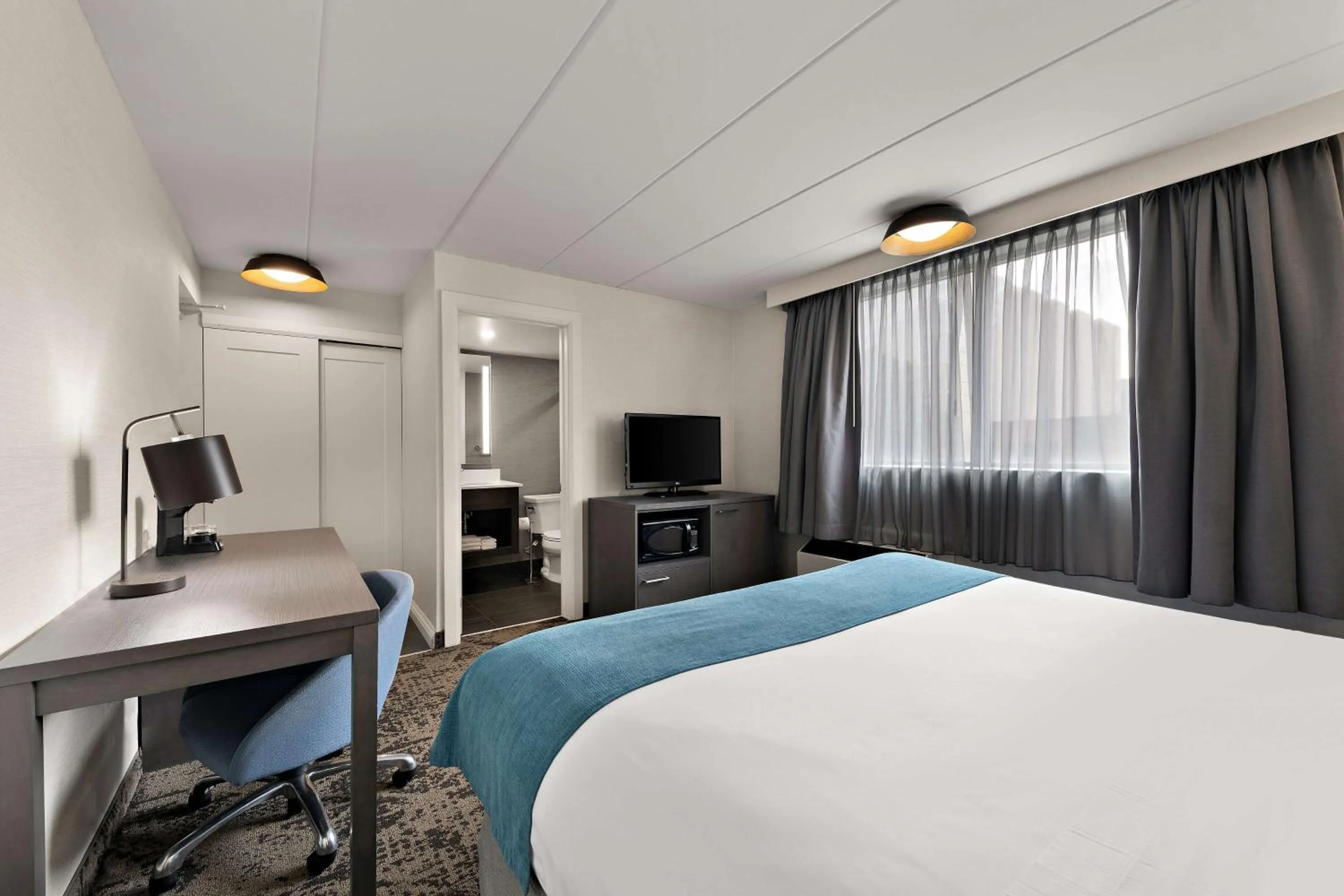 Bedroom, Bed in Best Western Parkway Hotel Toronto North