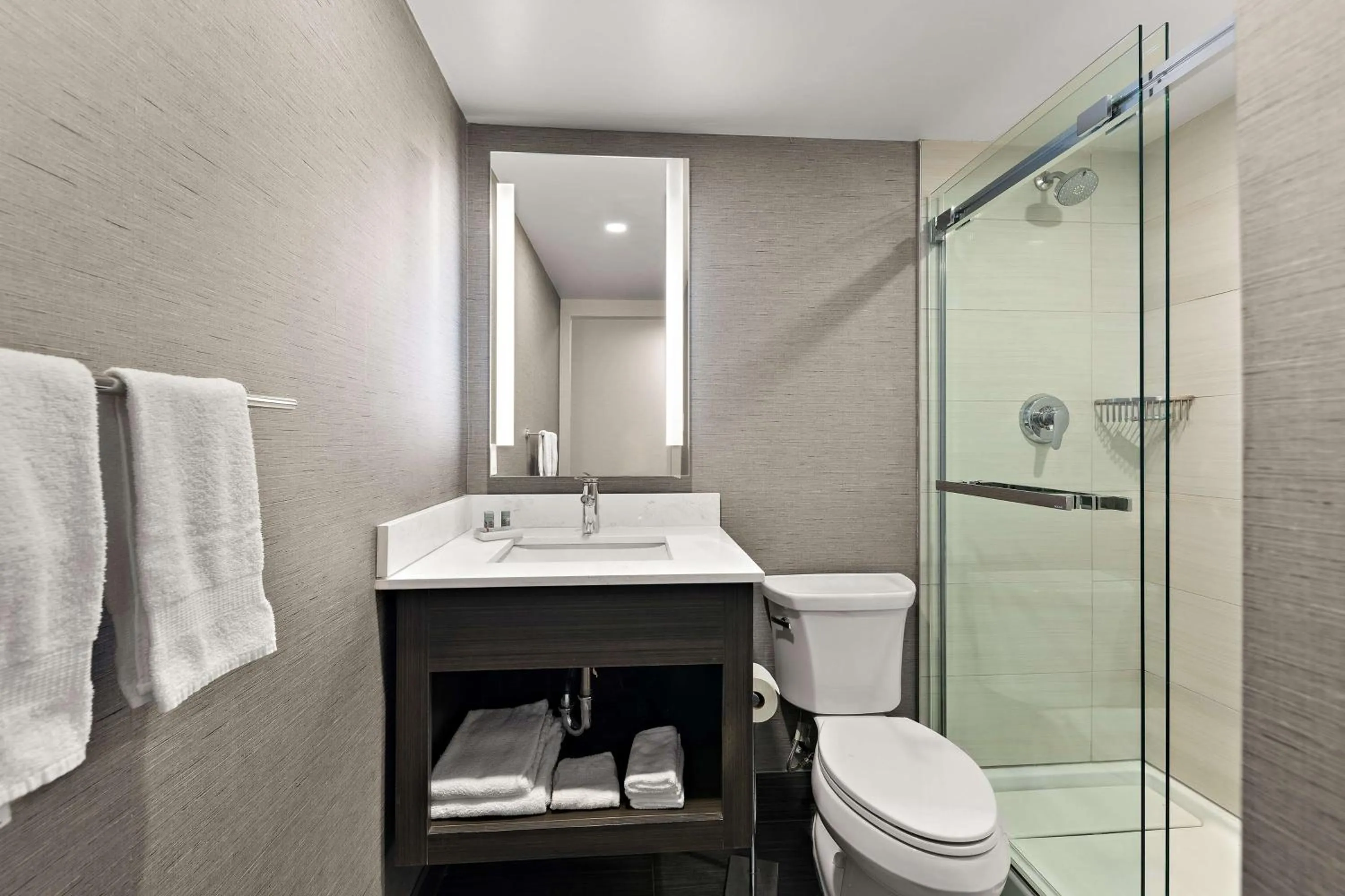 Bedroom in Best Western Parkway Hotel Toronto North