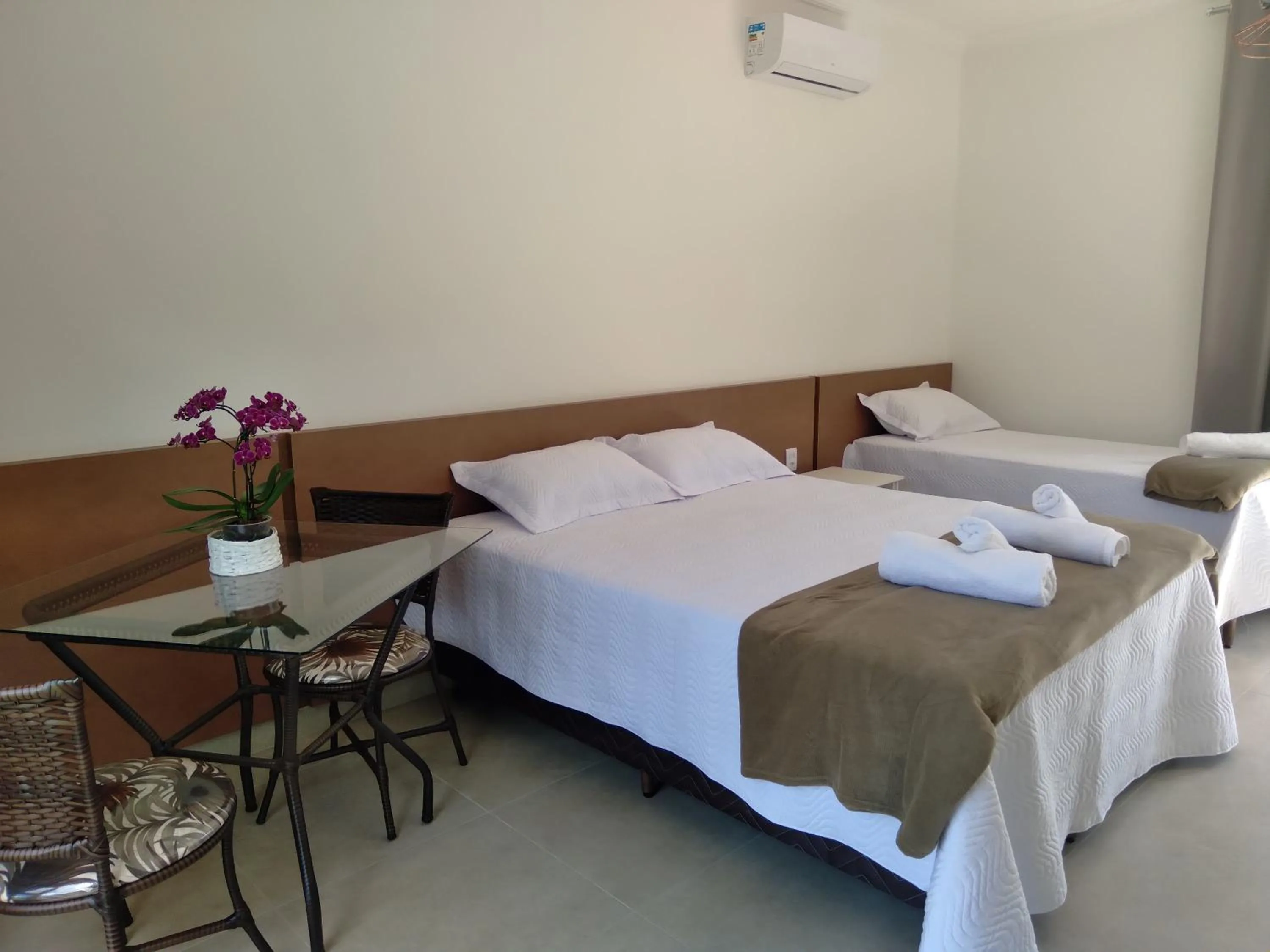 Photo of the whole room, Bed in Chalé Águas Claras