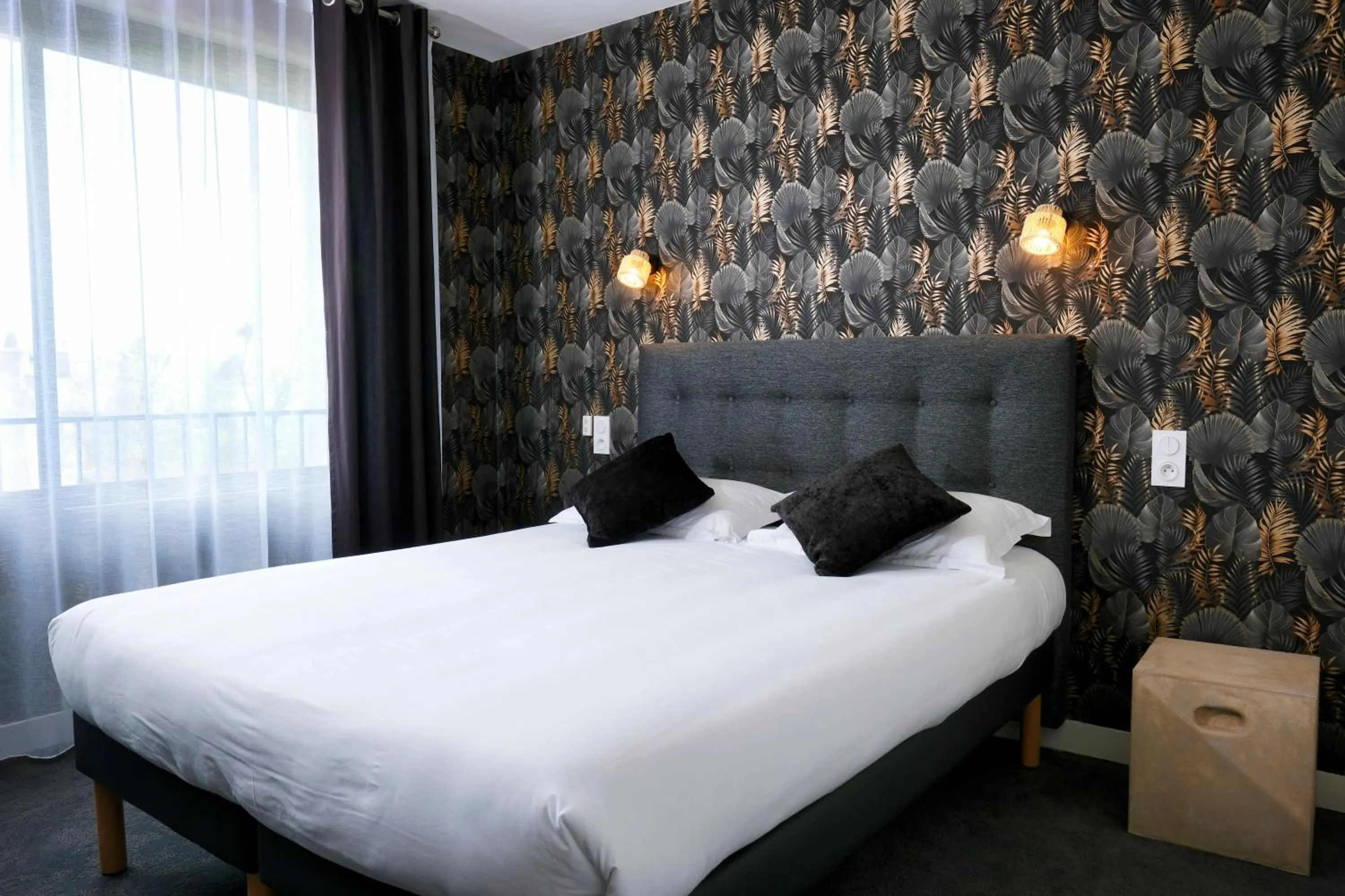 Bedroom, Bed in The Originals City, Hôtel Armen Le Triton, Roscoff