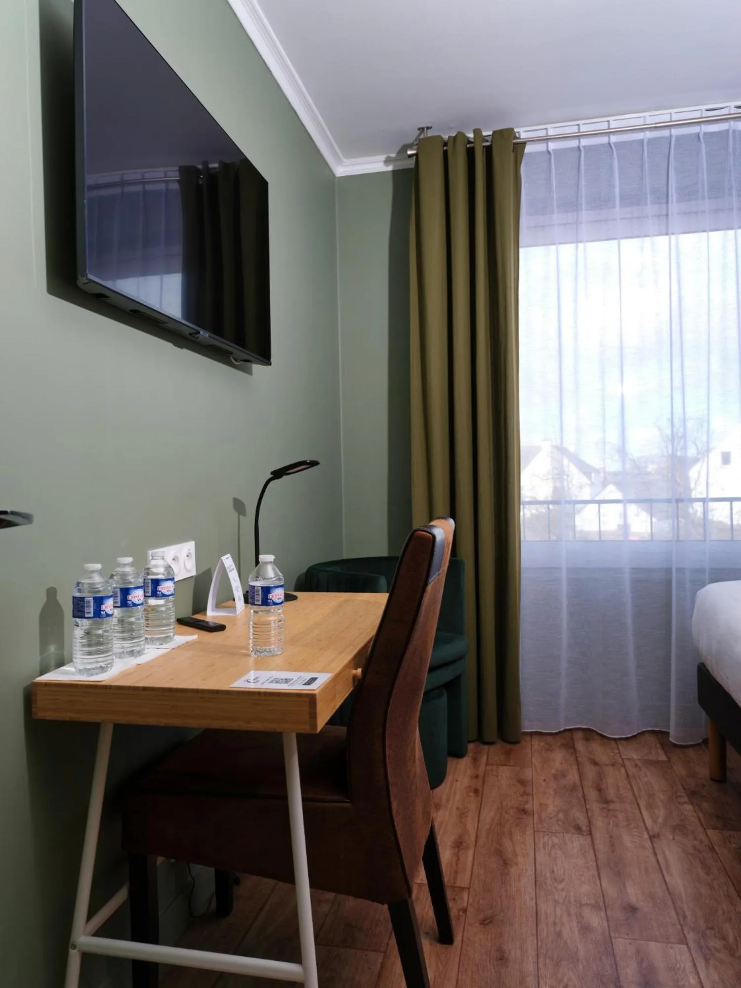 Shower, Bed in The Originals City, Hôtel Armen Le Triton, Roscoff