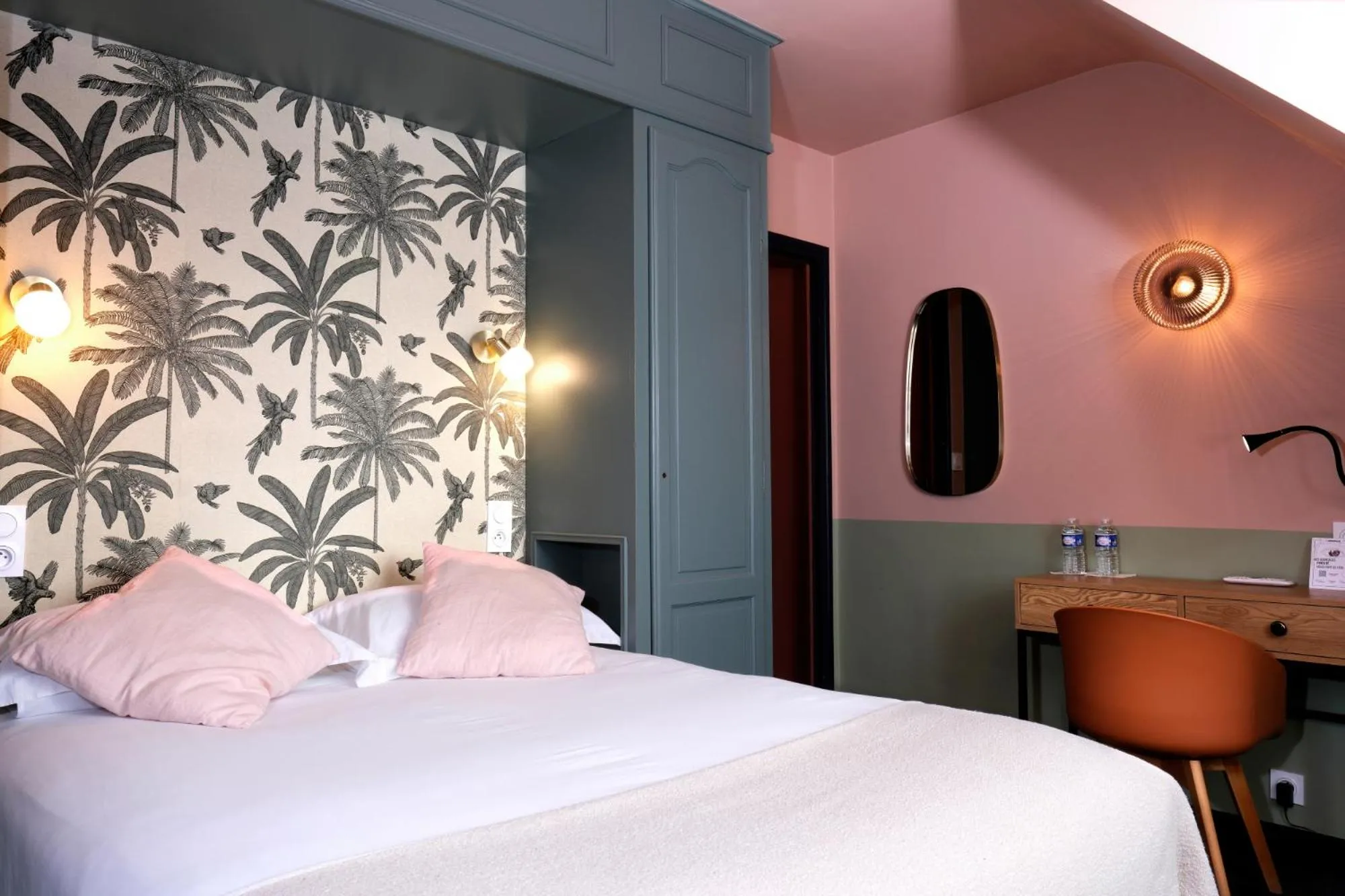 Photo of the whole room, Bed in The Originals City, Hôtel Armen Le Triton, Roscoff