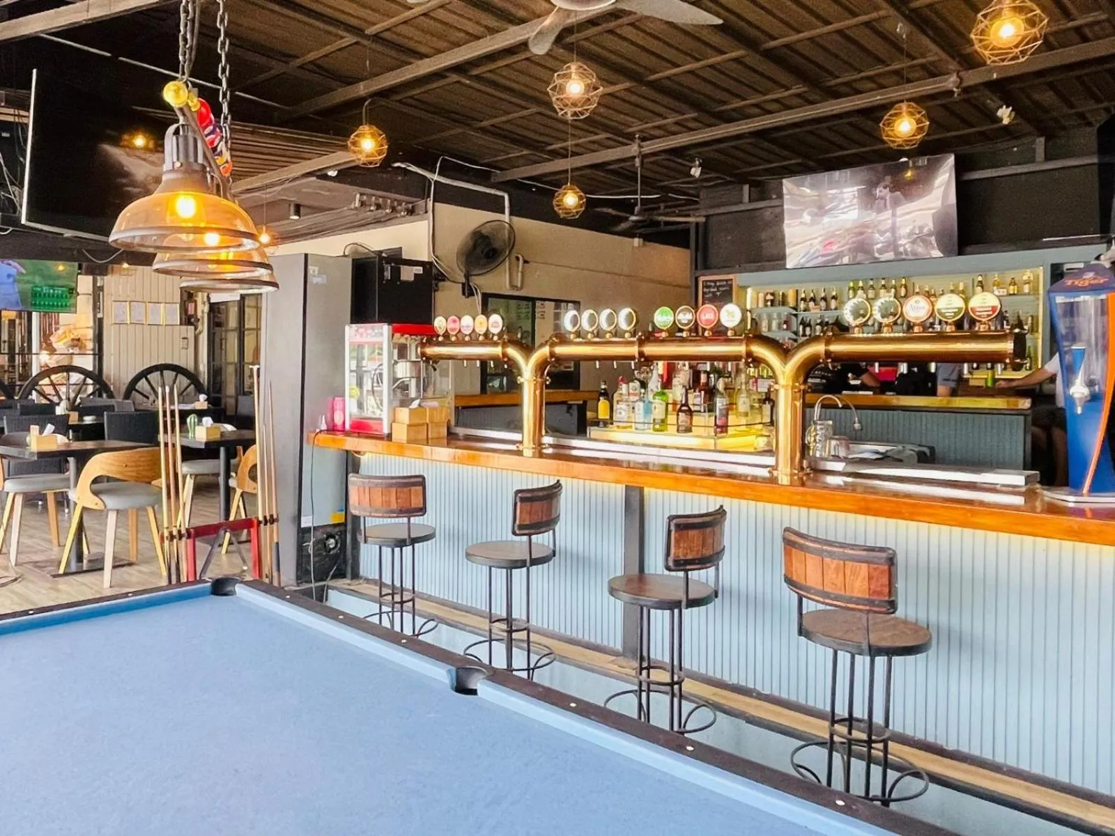 Restaurant/places to eat in Breakers Hotel Rawai