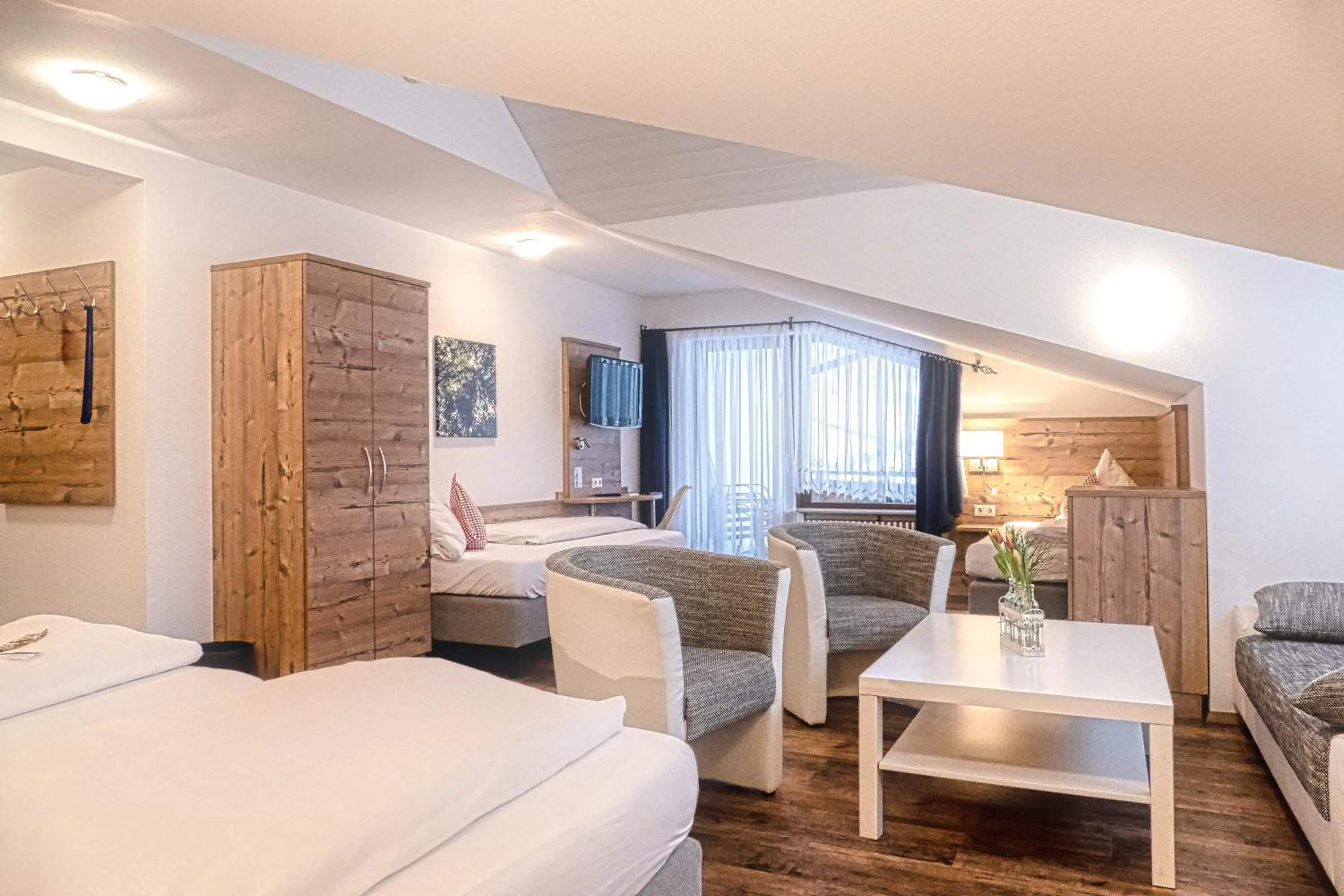 Photo of the whole room, Bed in Höhenhotel & Restaurant Kalikutt