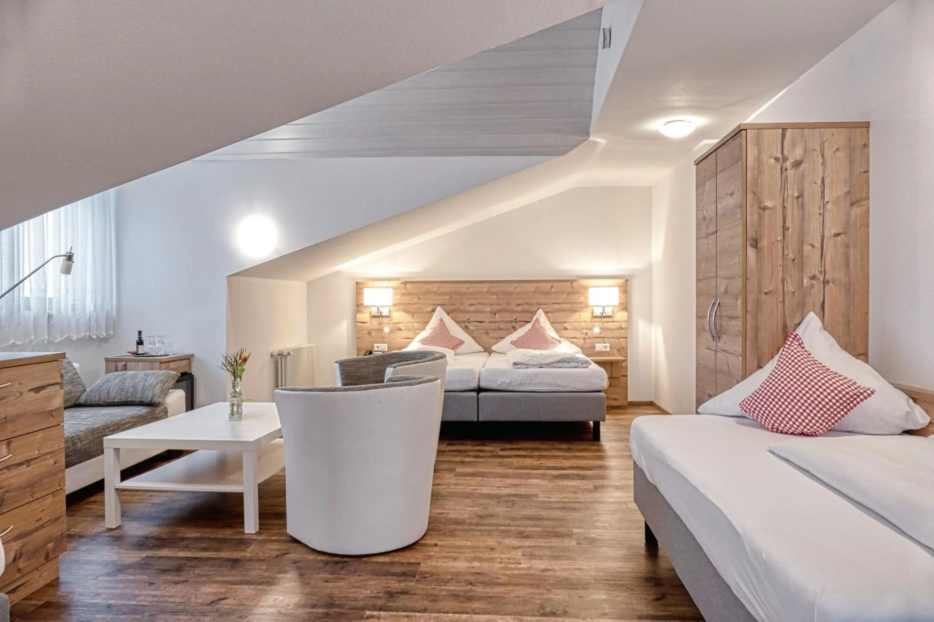 Photo of the whole room, Bed in Höhenhotel & Restaurant Kalikutt