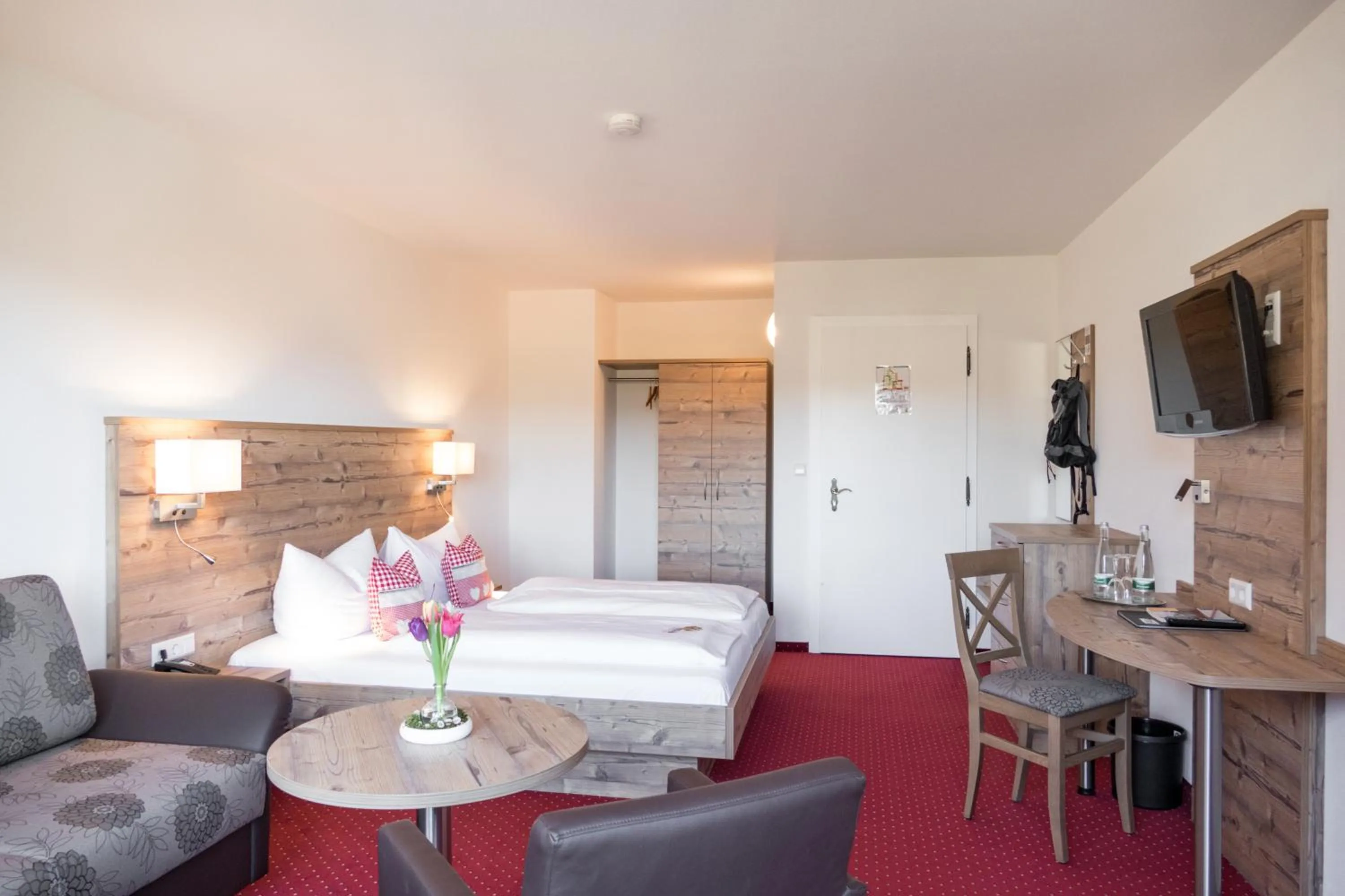 Photo of the whole room, Bed in Höhenhotel & Restaurant Kalikutt