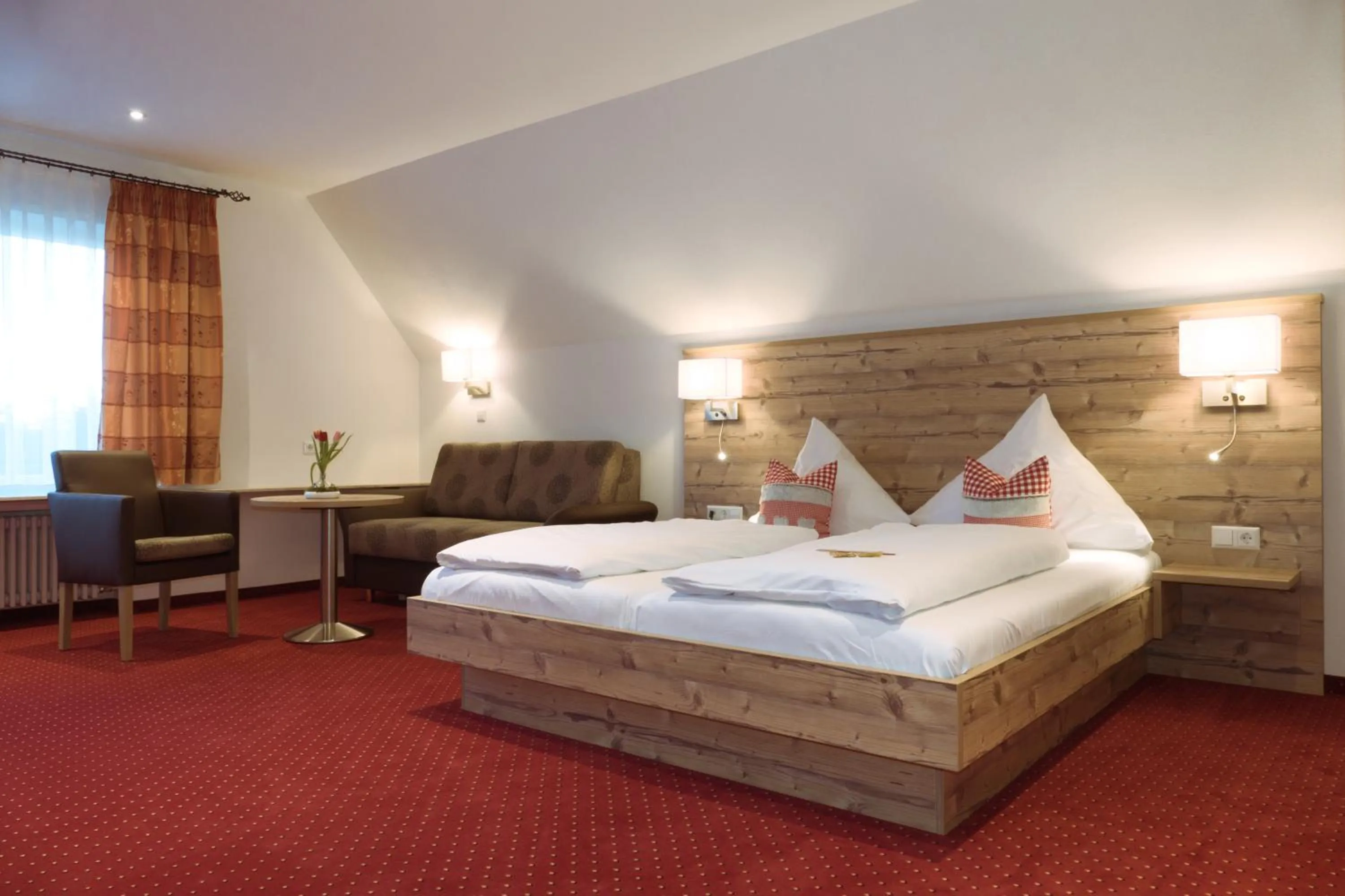 Photo of the whole room, Bed in Höhenhotel & Restaurant Kalikutt