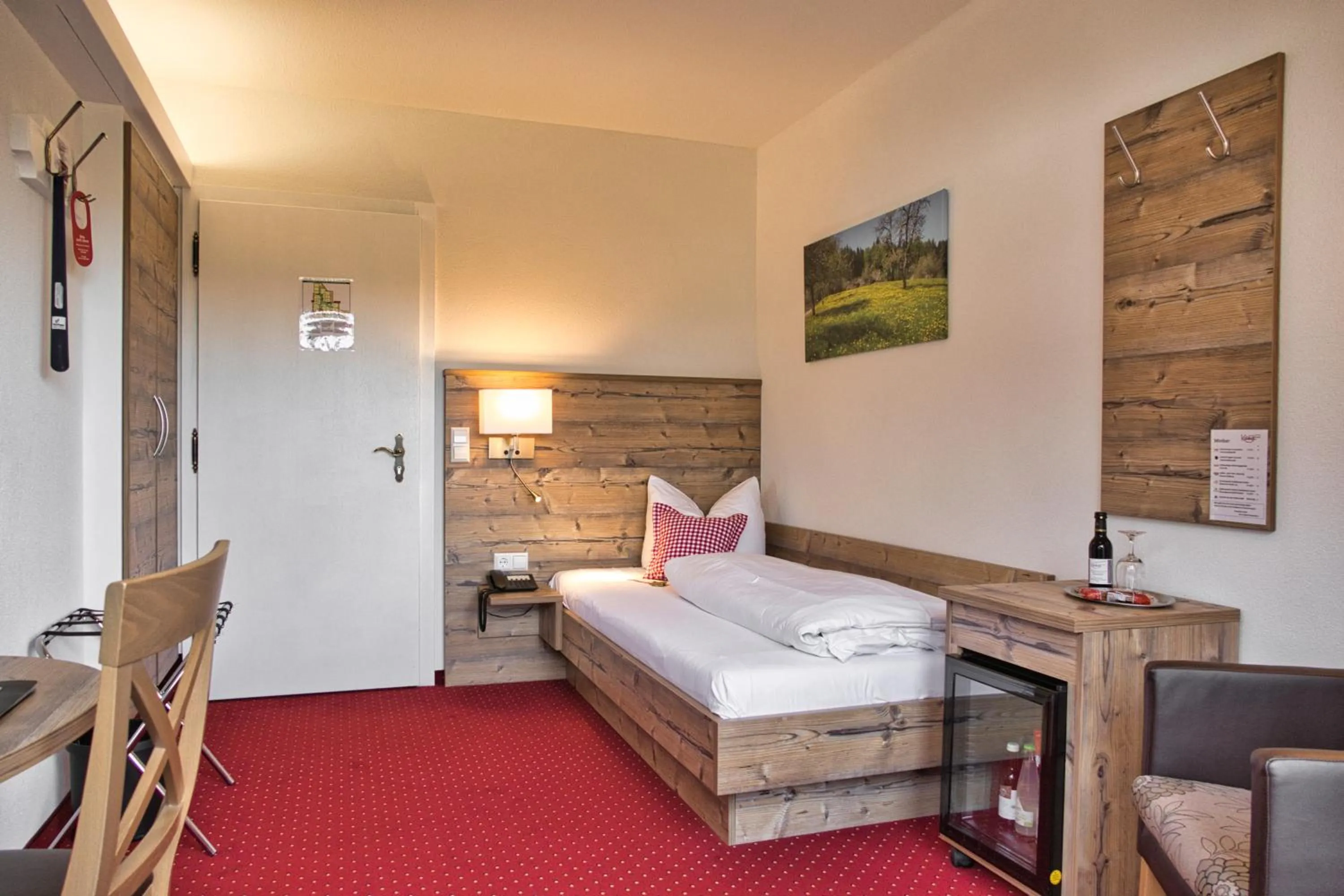 Photo of the whole room, Bed in Höhenhotel & Restaurant Kalikutt