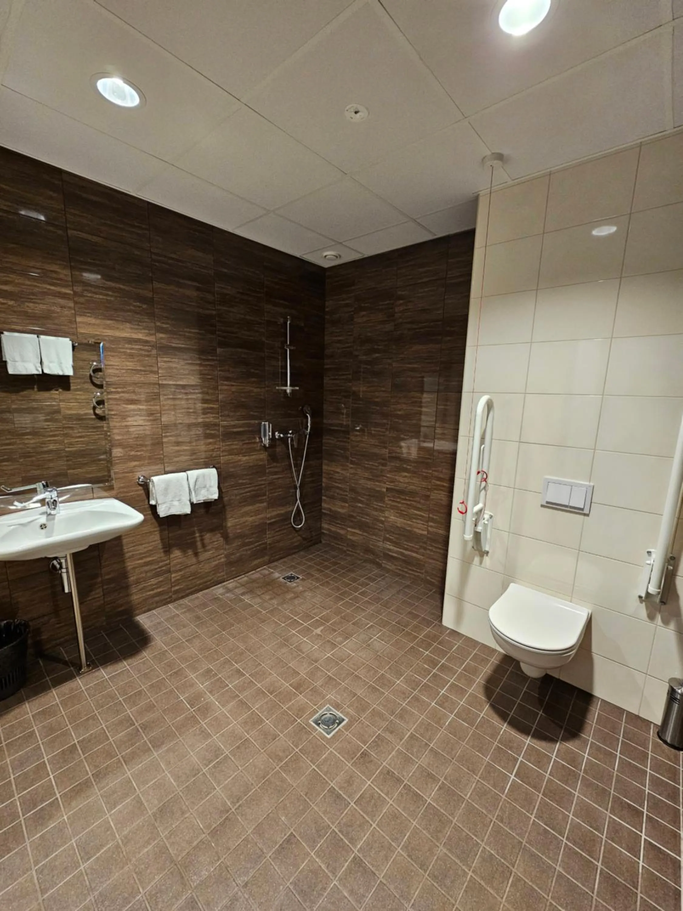 Shower in City Yard Inn Hotel