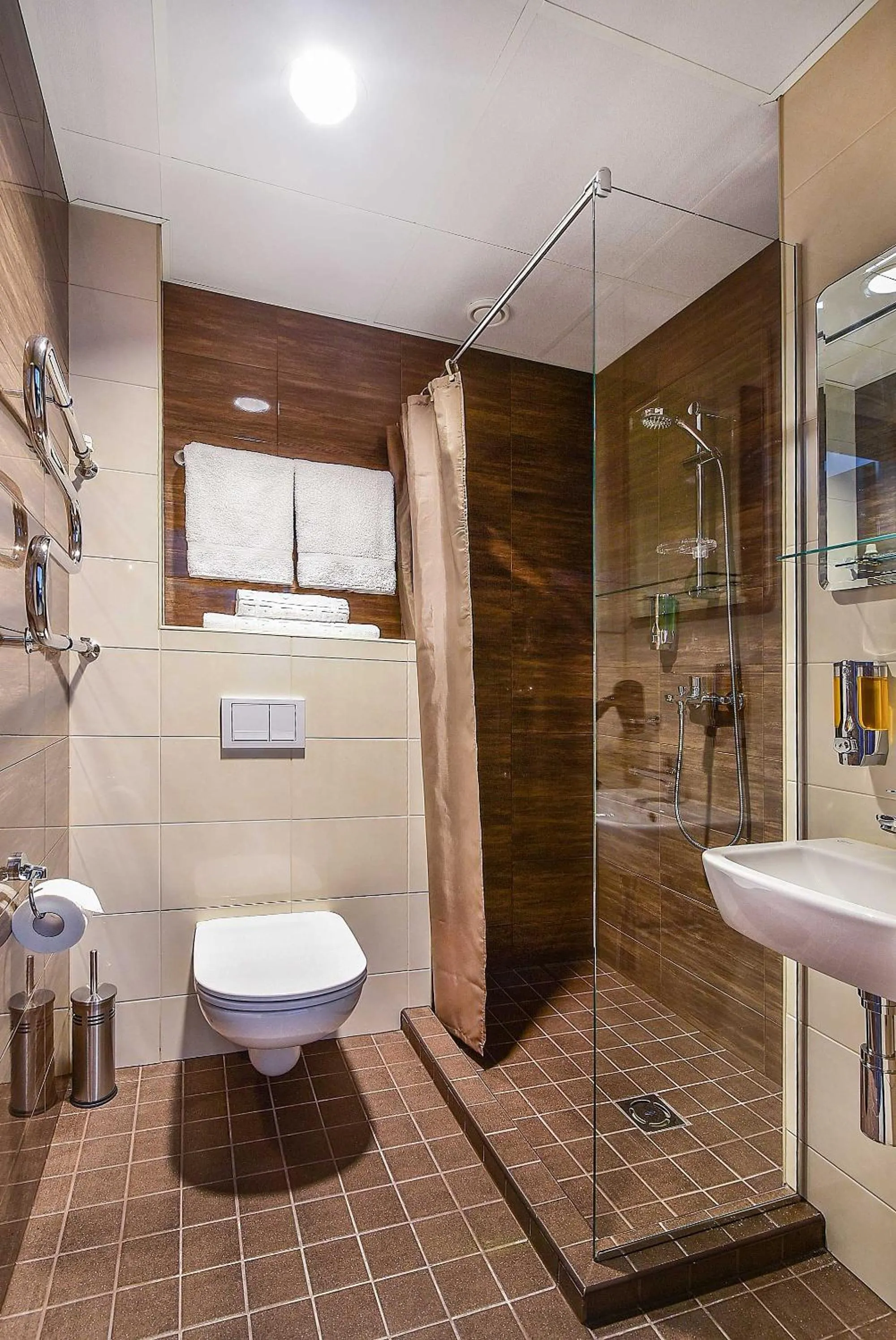 Shower in City Yard Inn Hotel