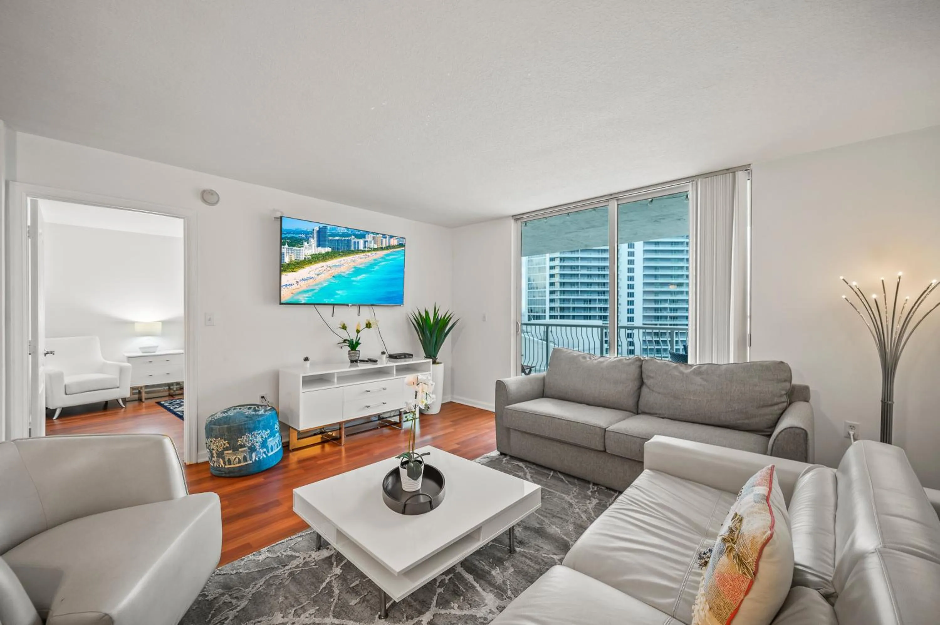 LUXURIOUS 1BR HIGH RISE CONDO BRICKELL-Free Parking