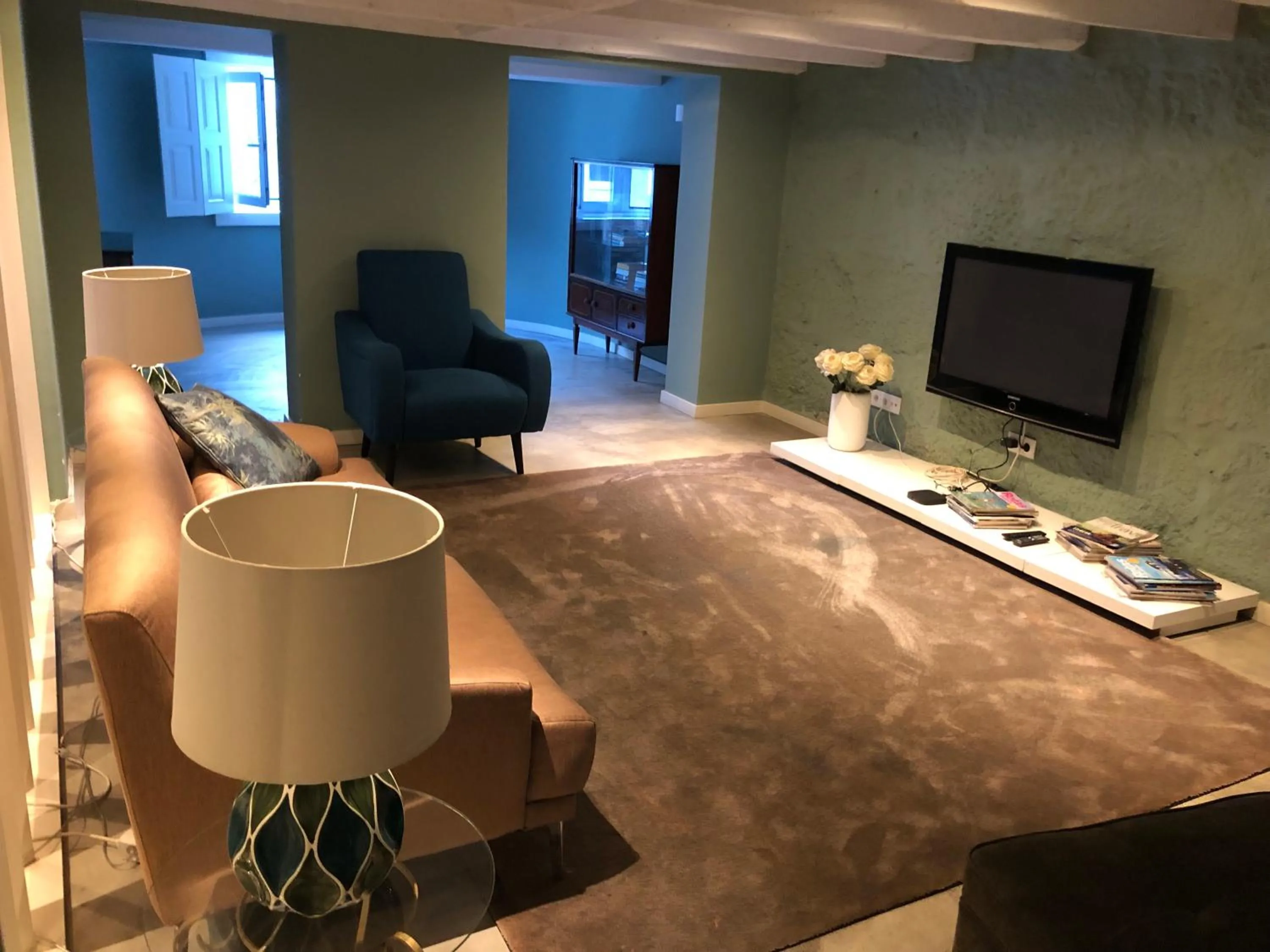 Communal lounge/ TV room in Godinho's House